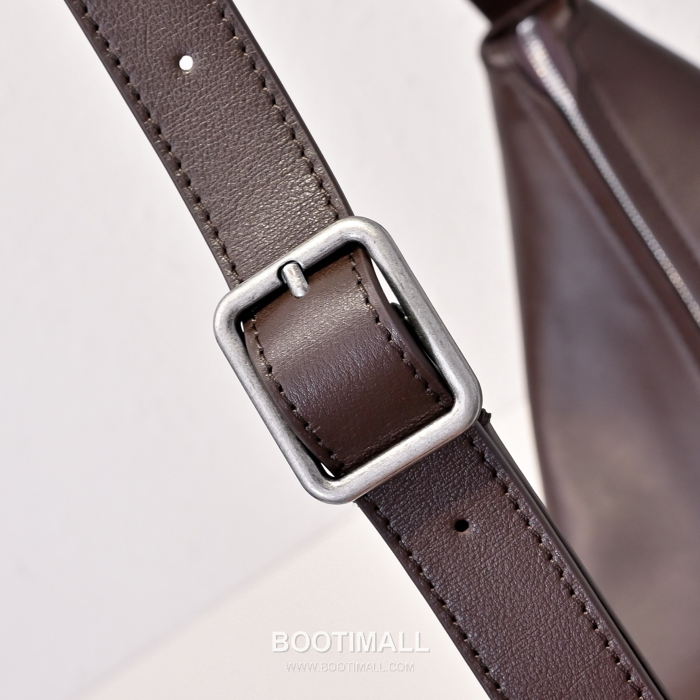 The Row Allie Calfskin Shoulder Bag with Adjustable Strap Detail 더로우 알리 카프스킨 조절 스트랩 숄더백 42cm 7