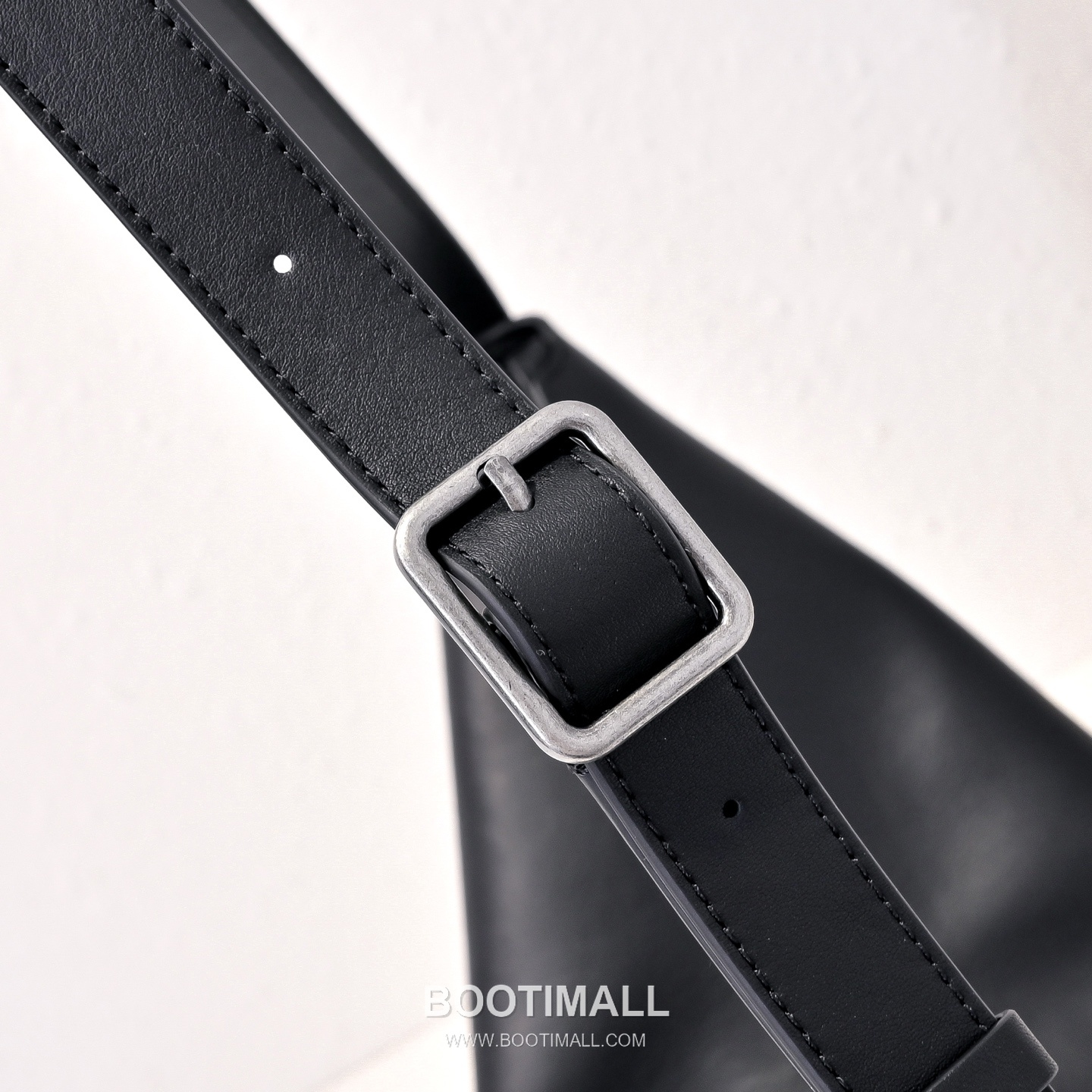 The Row Allie Calfskin Shoulder Bag with Adjustable Strap Detail 더로우 알리 카프스킨 조절 스트랩 숄더백 42cm 4