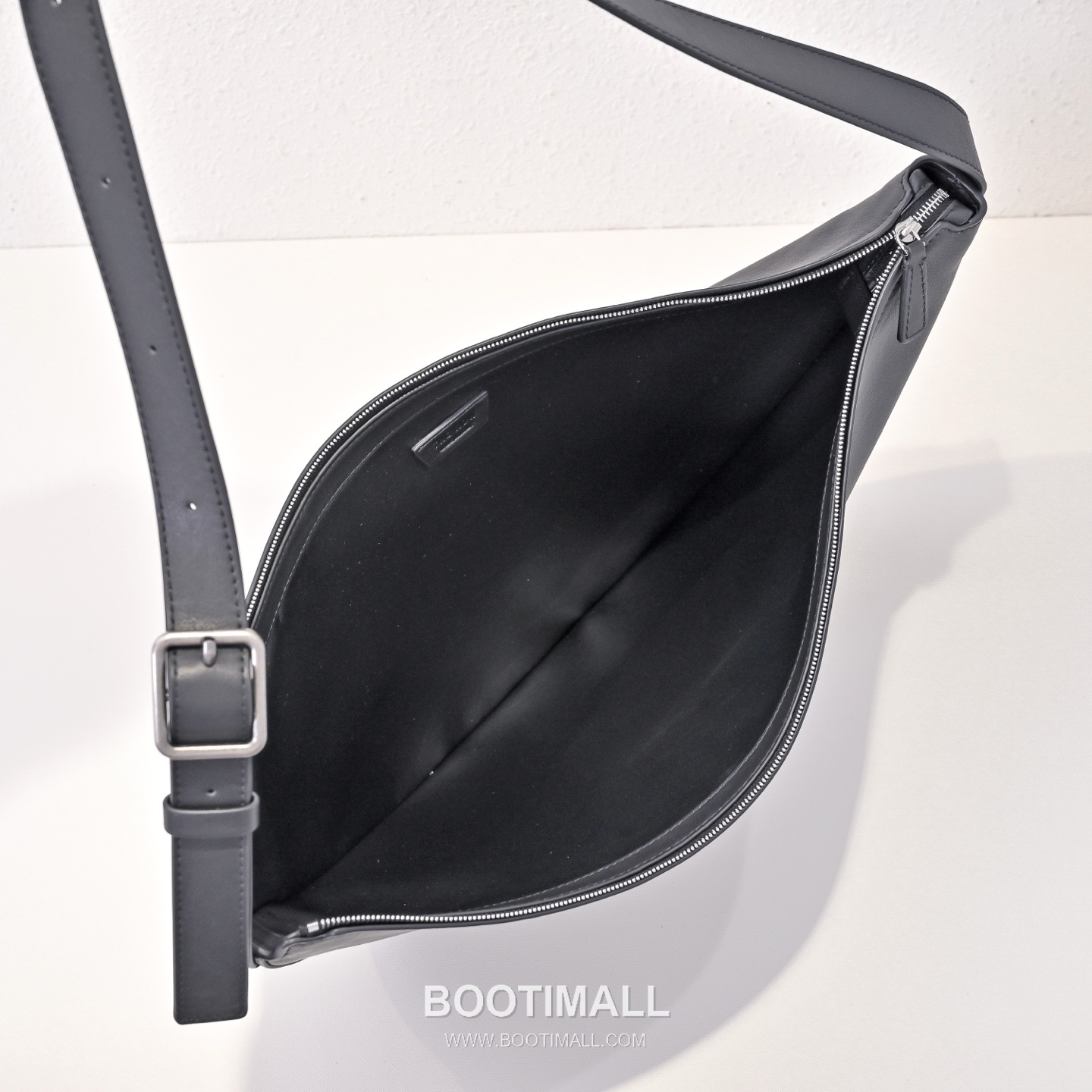 The Row Allie Calfskin Shoulder Bag with Adjustable Strap Detail 더로우 알리 카프스킨 조절 스트랩 숄더백 42cm 5