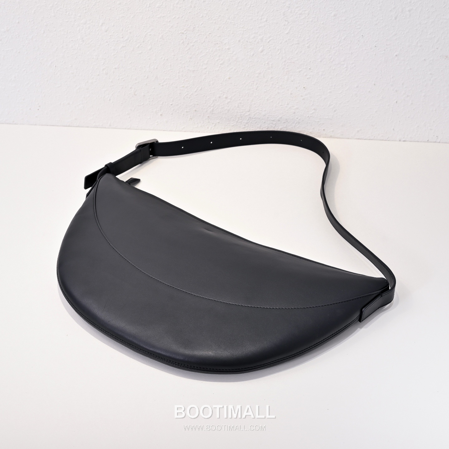 The Row Allie Calfskin Shoulder Bag with Adjustable Strap Detail 더로우 알리 카프스킨 조절 스트랩 숄더백 42cm 7