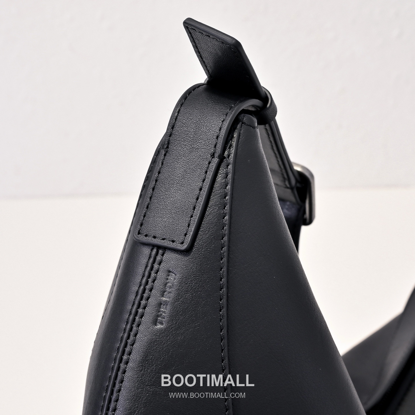 The Row Allie Calfskin Shoulder Bag with Adjustable Strap Detail 더로우 알리 카프스킨 조절 스트랩 숄더백 42cm 8