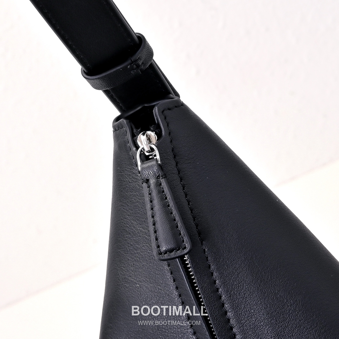 The Row Allie Calfskin Shoulder Bag with Adjustable Strap Detail 더로우 알리 카프스킨 조절 스트랩 숄더백 42cm 9