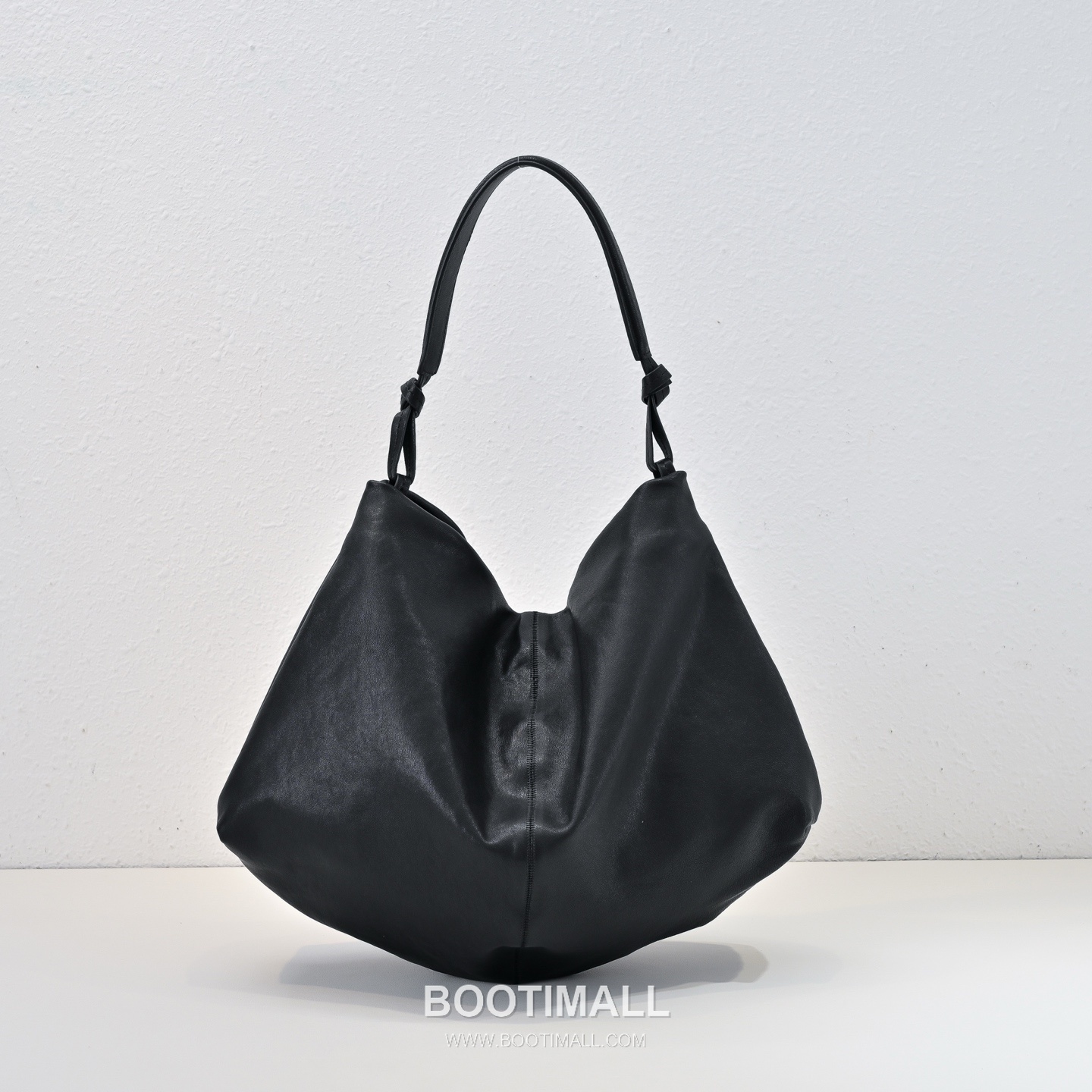 The Row Vegetable Tanned Lambskin Shoulder Bag with Underarm Design Detail 더로우 베지터블 태닝 램스킨 언더암 숄더백 43cm 1
