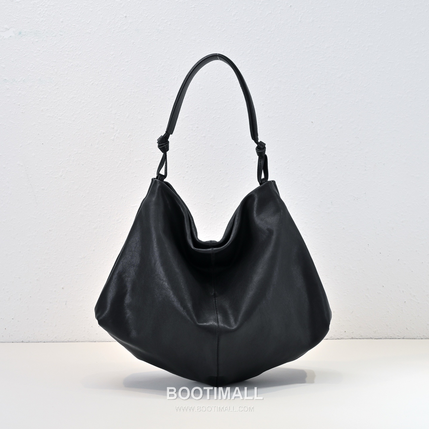 The Row Vegetable Tanned Lambskin Shoulder Bag with Underarm Design Detail 더로우 베지터블 태닝 램스킨 언더암 숄더백 43cm 2