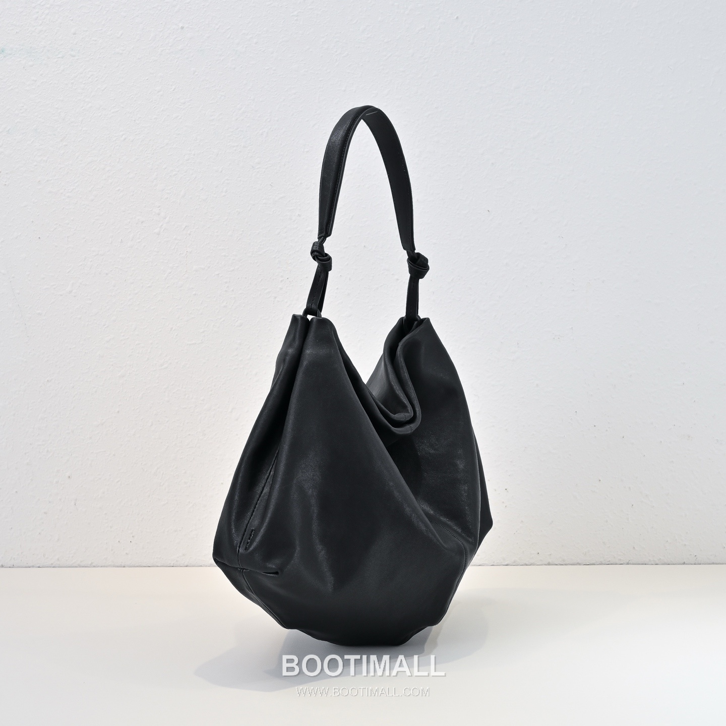 The Row Vegetable Tanned Lambskin Shoulder Bag with Underarm Design Detail 더로우 베지터블 태닝 램스킨 언더암 숄더백 43cm 3
