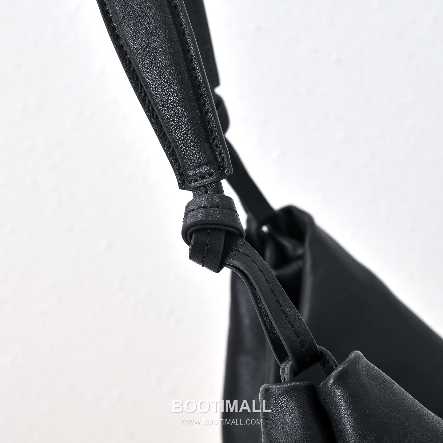 The Row Vegetable Tanned Lambskin Shoulder Bag with Underarm Design Detail 더로우 베지터블 태닝 램스킨 언더암 숄더백 43cm 4