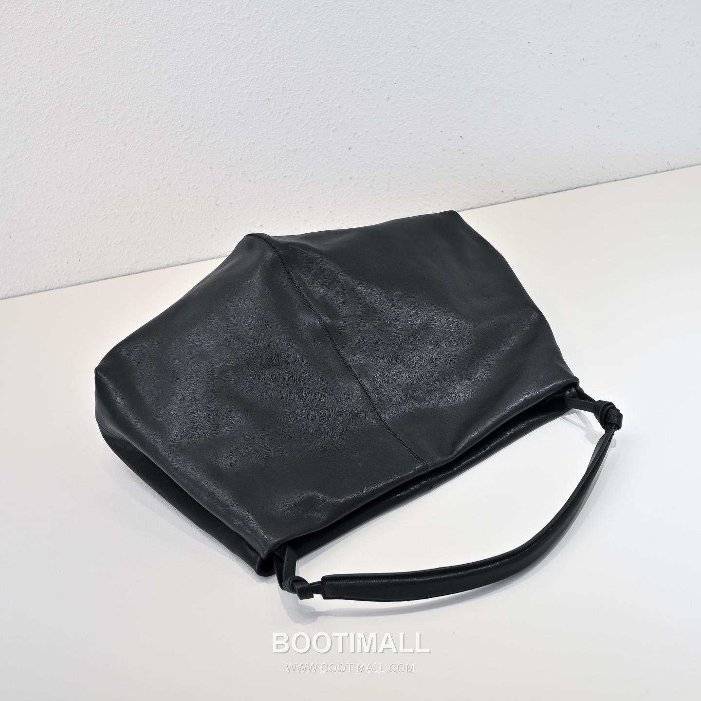 The Row Vegetable Tanned Lambskin Shoulder Bag with Underarm Design Detail 더로우 베지터블 태닝 램스킨 언더암 숄더백 43cm 5