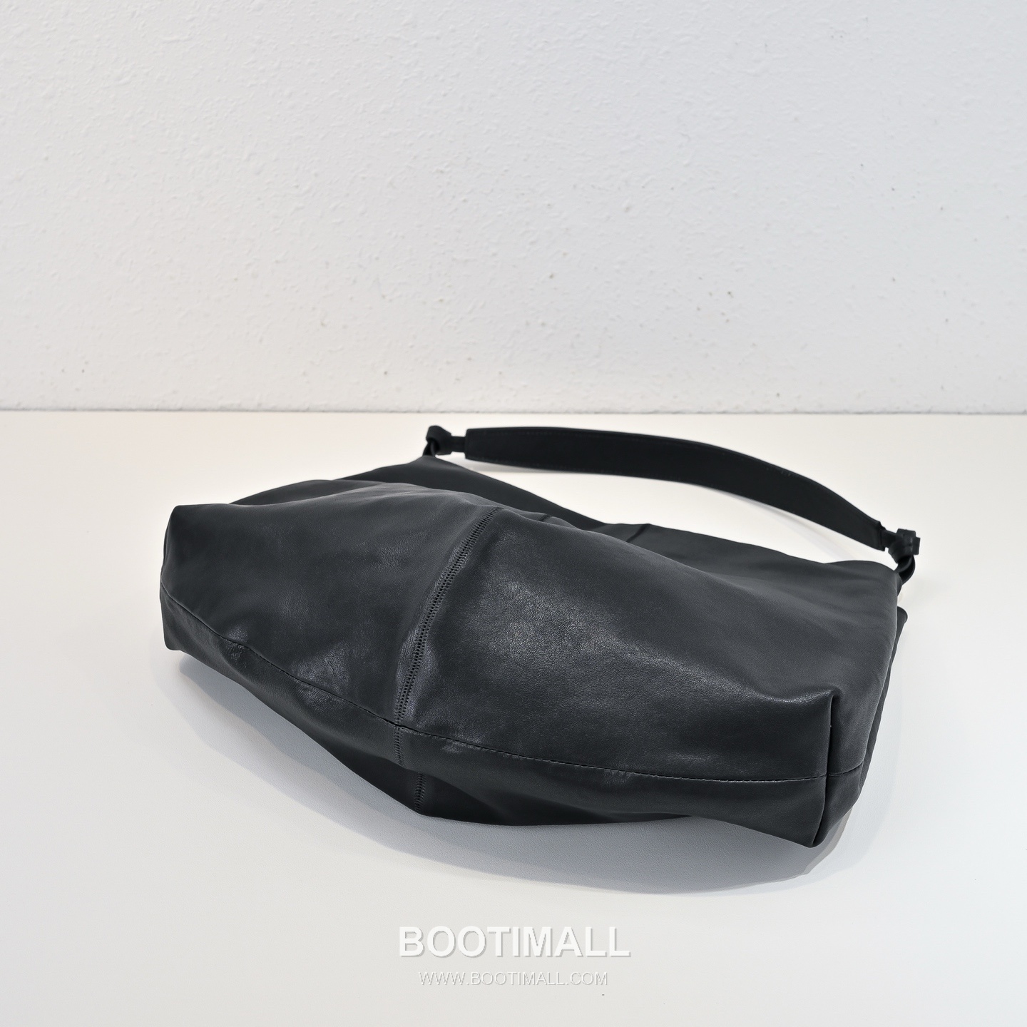 The Row Vegetable Tanned Lambskin Shoulder Bag with Underarm Design Detail 더로우 베지터블 태닝 램스킨 언더암 숄더백 43cm 8