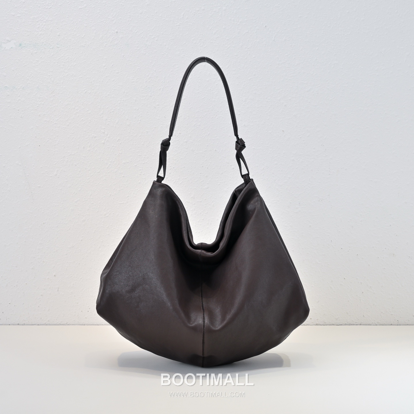 The Row Vegetable Tanned Lambskin Shoulder Bag with Underarm Design Detail 더로우 베지터블 태닝 램스킨 언더암 숄더백 43cm 1