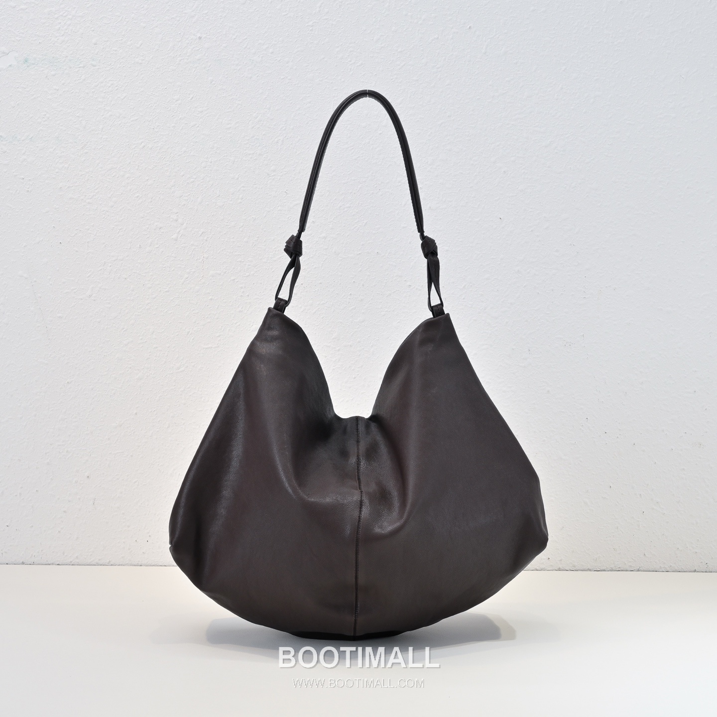 The Row Vegetable Tanned Lambskin Shoulder Bag with Underarm Design Detail 더로우 베지터블 태닝 램스킨 언더암 숄더백 43cm 2
