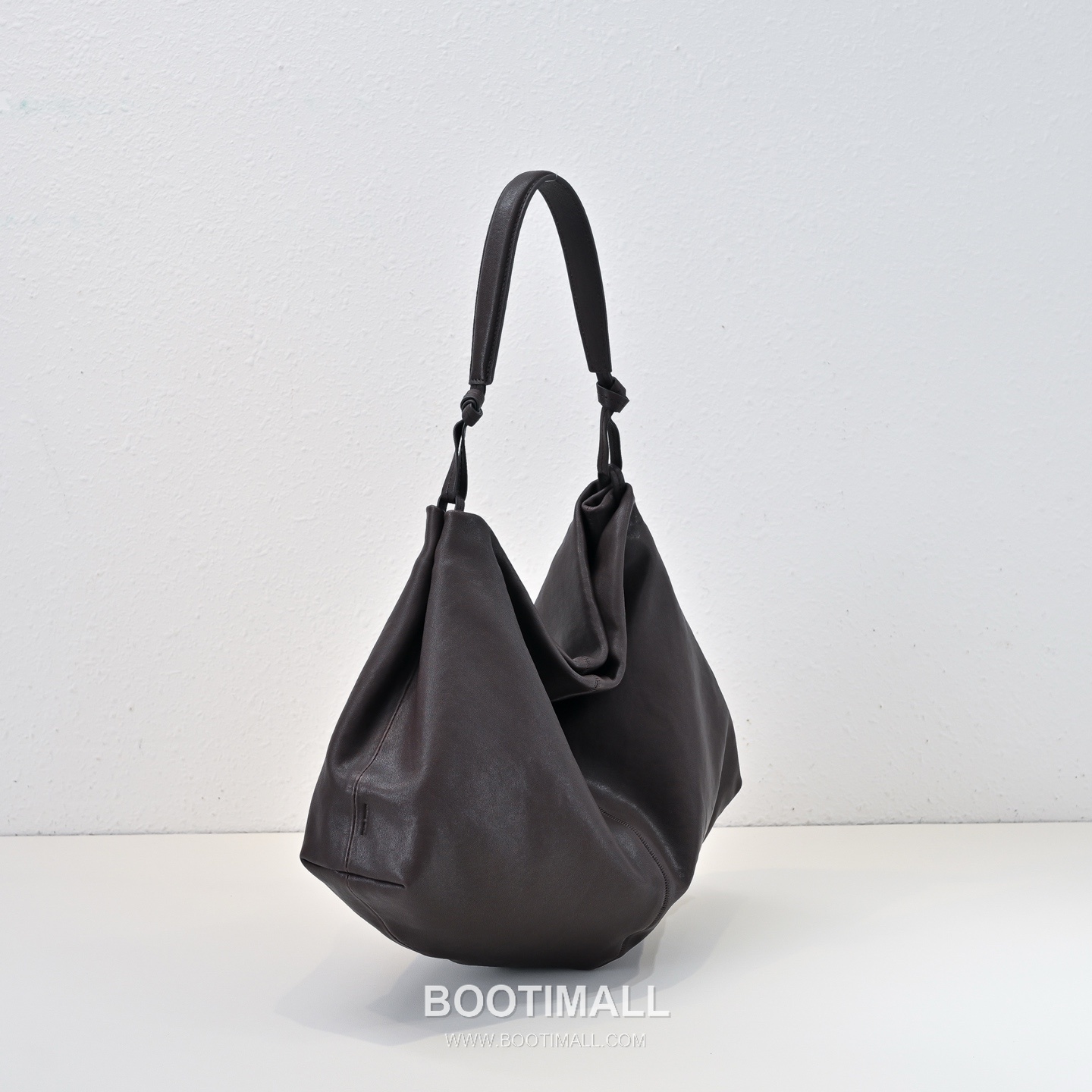 The Row Vegetable Tanned Lambskin Shoulder Bag with Underarm Design Detail 더로우 베지터블 태닝 램스킨 언더암 숄더백 43cm 3