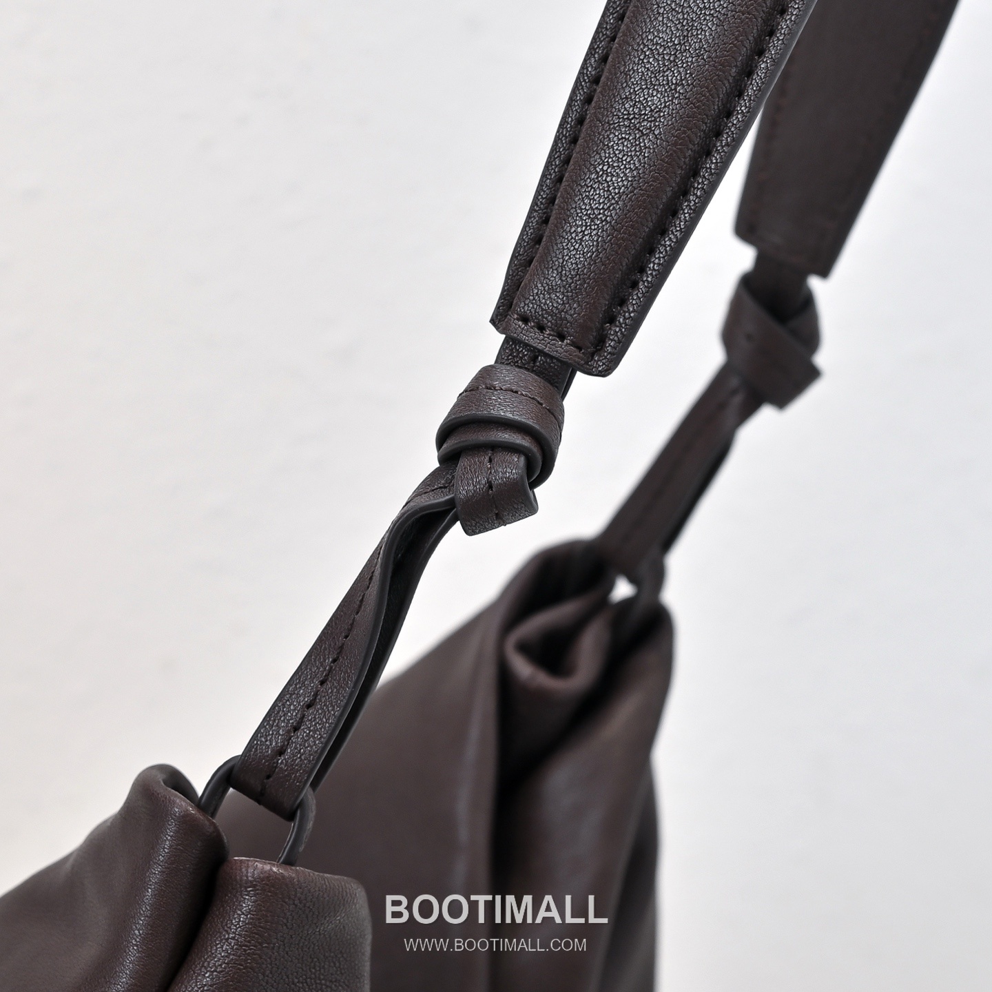 The Row Vegetable Tanned Lambskin Shoulder Bag with Underarm Design Detail 더로우 베지터블 태닝 램스킨 언더암 숄더백 43cm 4