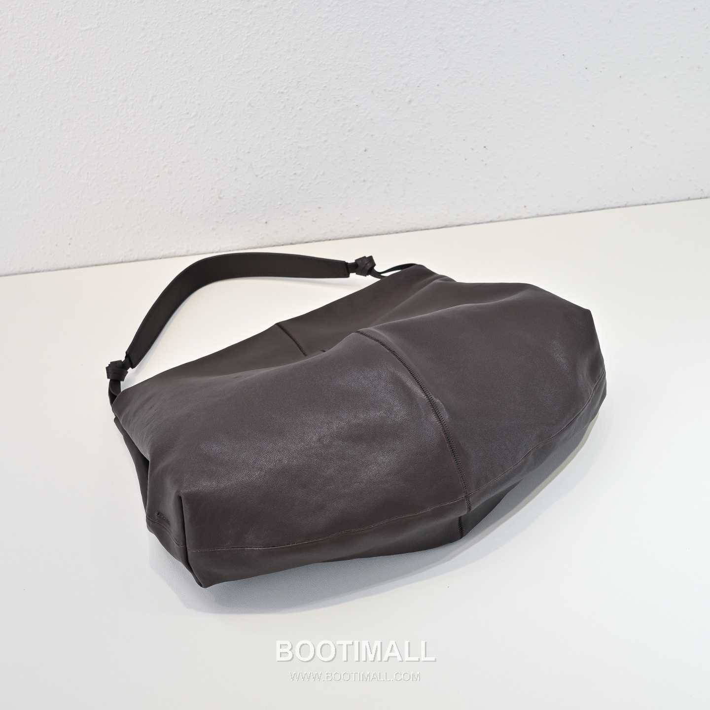 The Row Vegetable Tanned Lambskin Shoulder Bag with Underarm Design Detail 더로우 베지터블 태닝 램스킨 언더암 숄더백 43cm 5