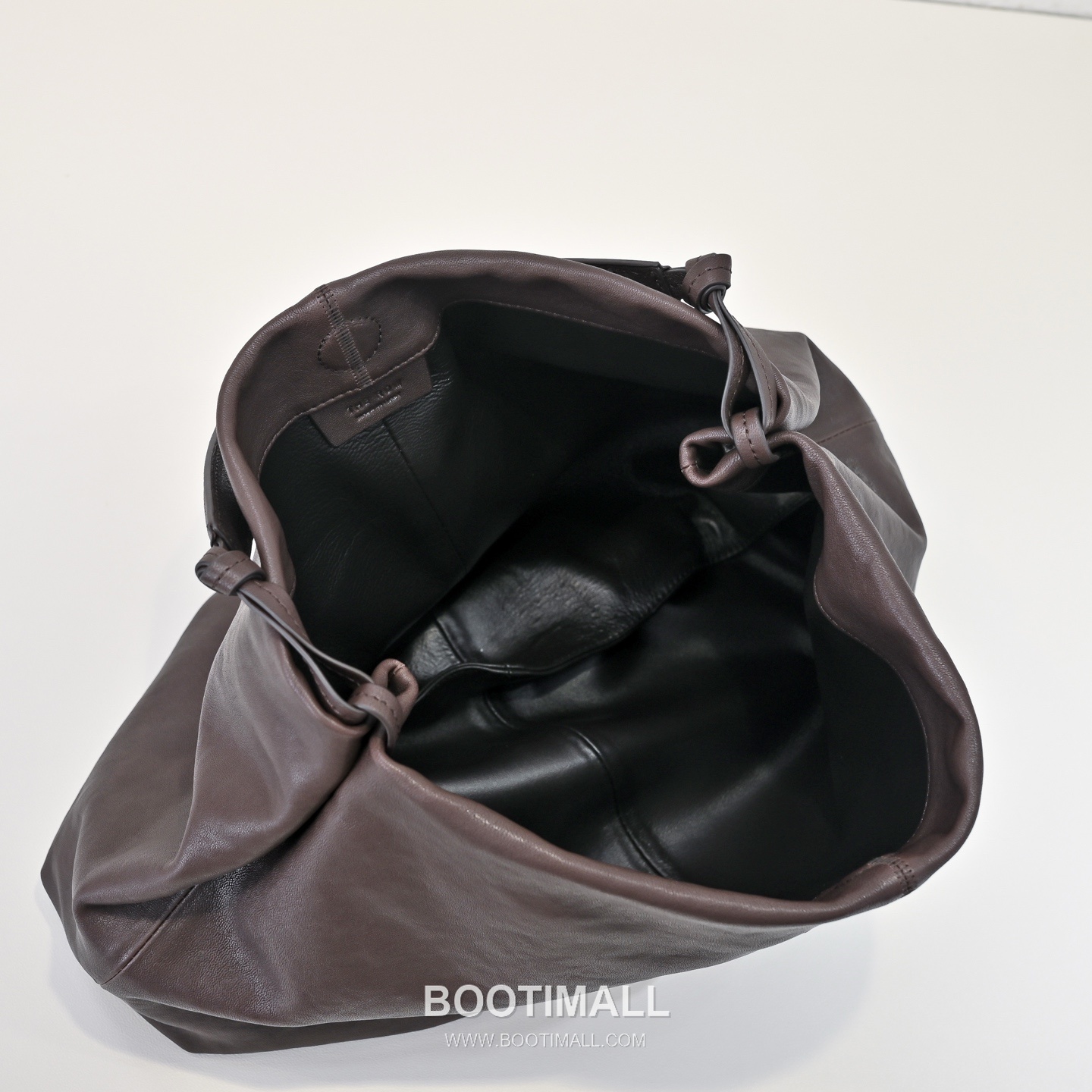 The Row Vegetable Tanned Lambskin Shoulder Bag with Underarm Design Detail 더로우 베지터블 태닝 램스킨 언더암 숄더백 43cm 6