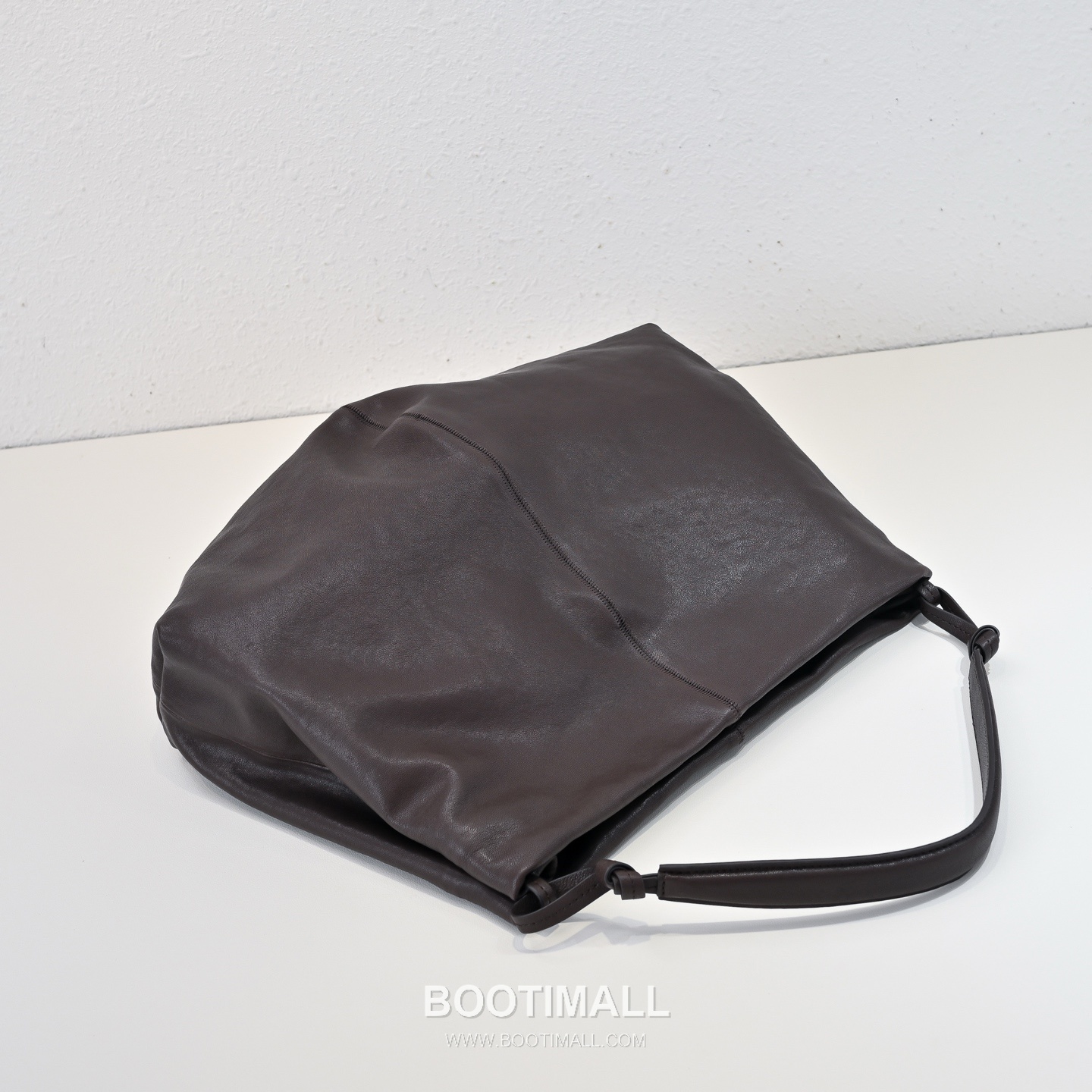 The Row Vegetable Tanned Lambskin Shoulder Bag with Underarm Design Detail 더로우 베지터블 태닝 램스킨 언더암 숄더백 43cm 8