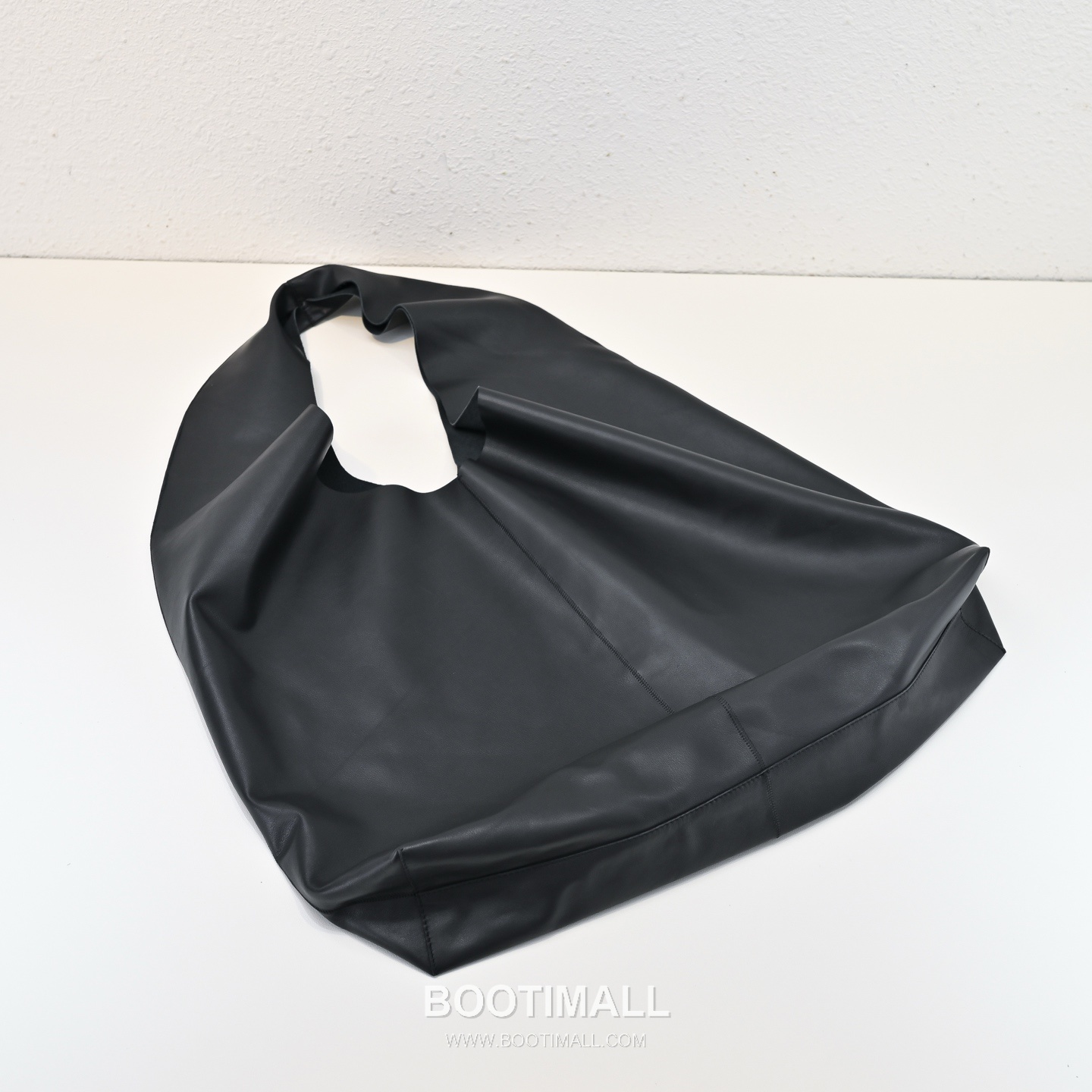 The Row Bindle Calfskin Hobo Bag with Seam Detail 더로우 바인들 카프스킨 심 디테일 호보백 43cm 5
