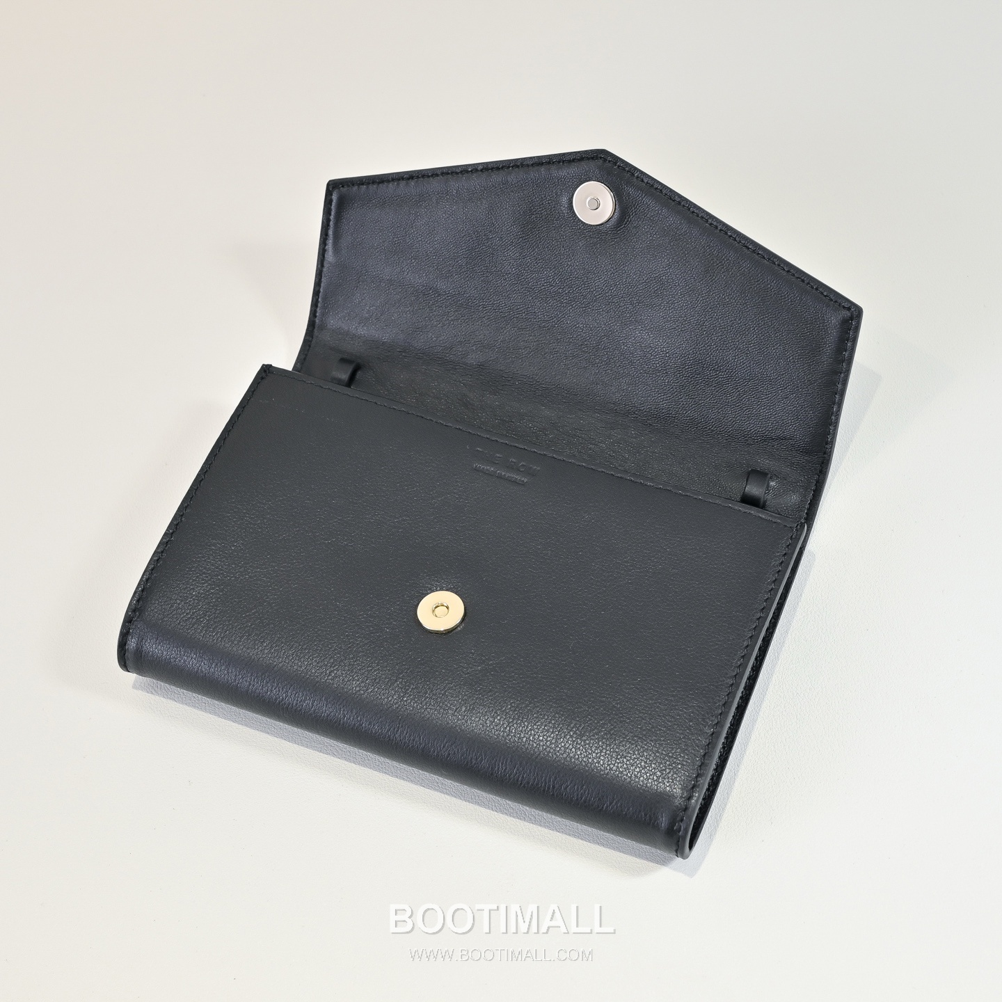 The Row Calfskin Envelope Clutch Bag with Chain Strap Detail 더로우 카프스킨 체인 스트랩 엔벨로프 클러치백 19cm 6