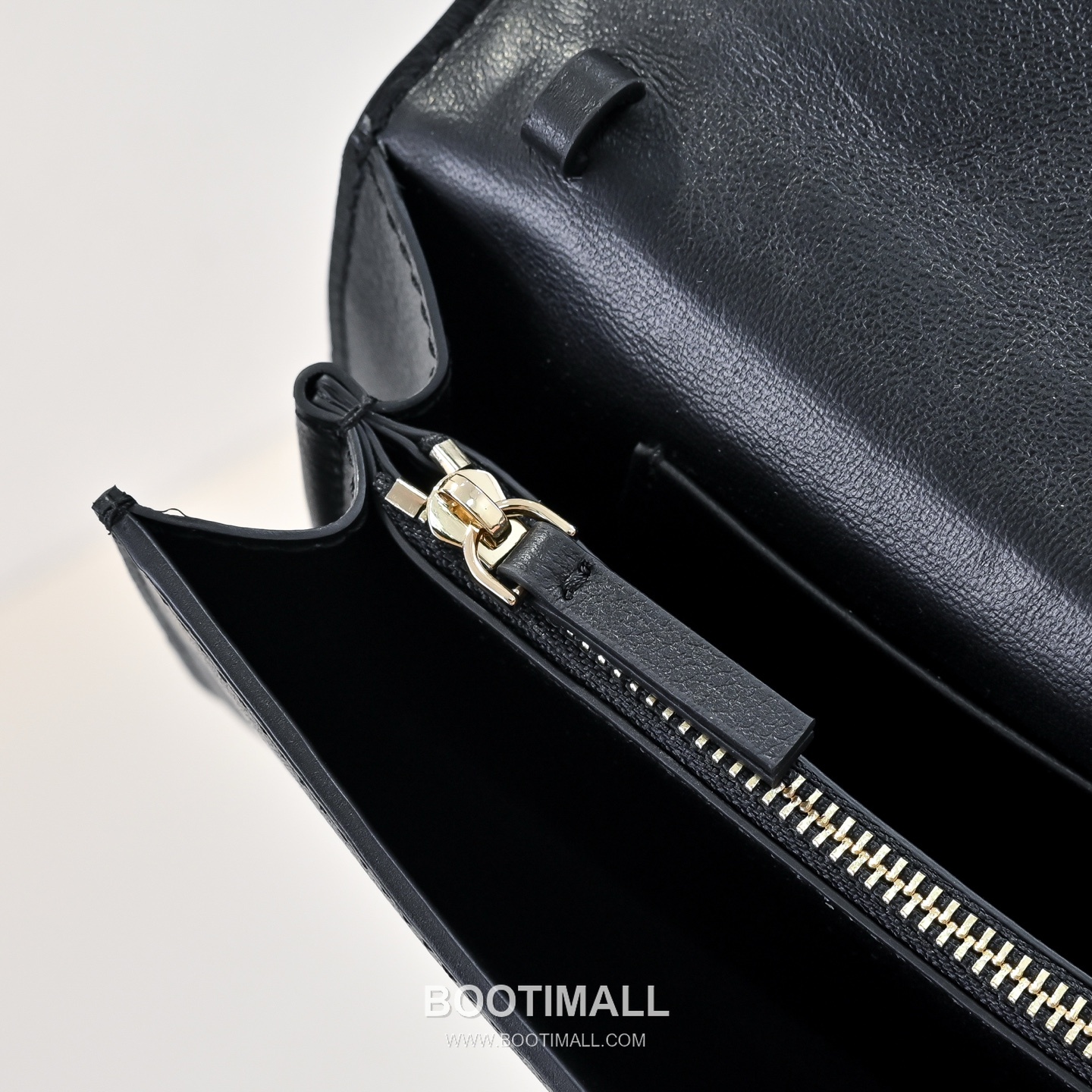 The Row Calfskin Envelope Clutch Bag with Chain Strap Detail 더로우 카프스킨 체인 스트랩 엔벨로프 클러치백 19cm 9