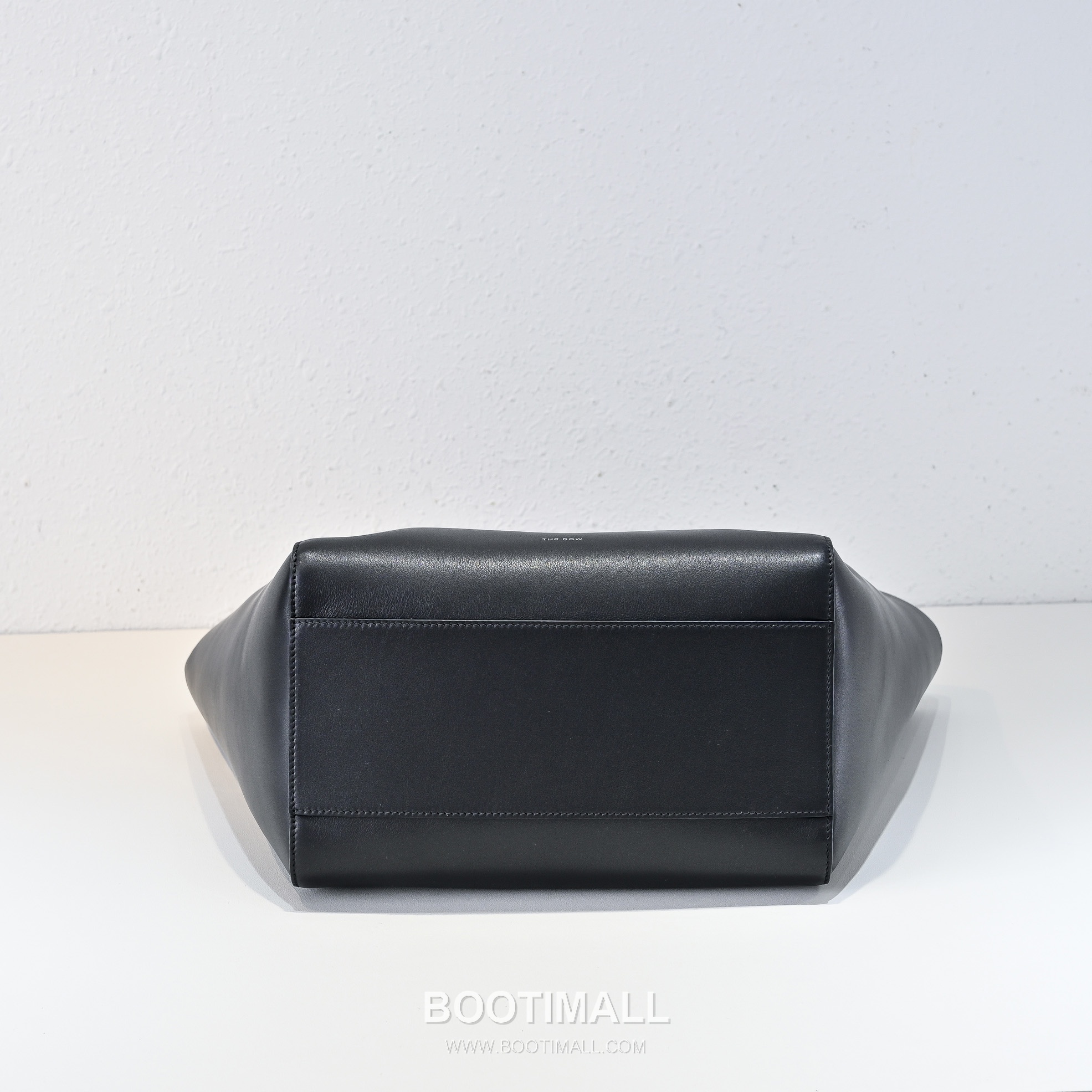 The Row Calfskin Tote Bag with Wide Opening Detail 더로우 카프스킨 와이드 오프닝 토트백 47cm 9