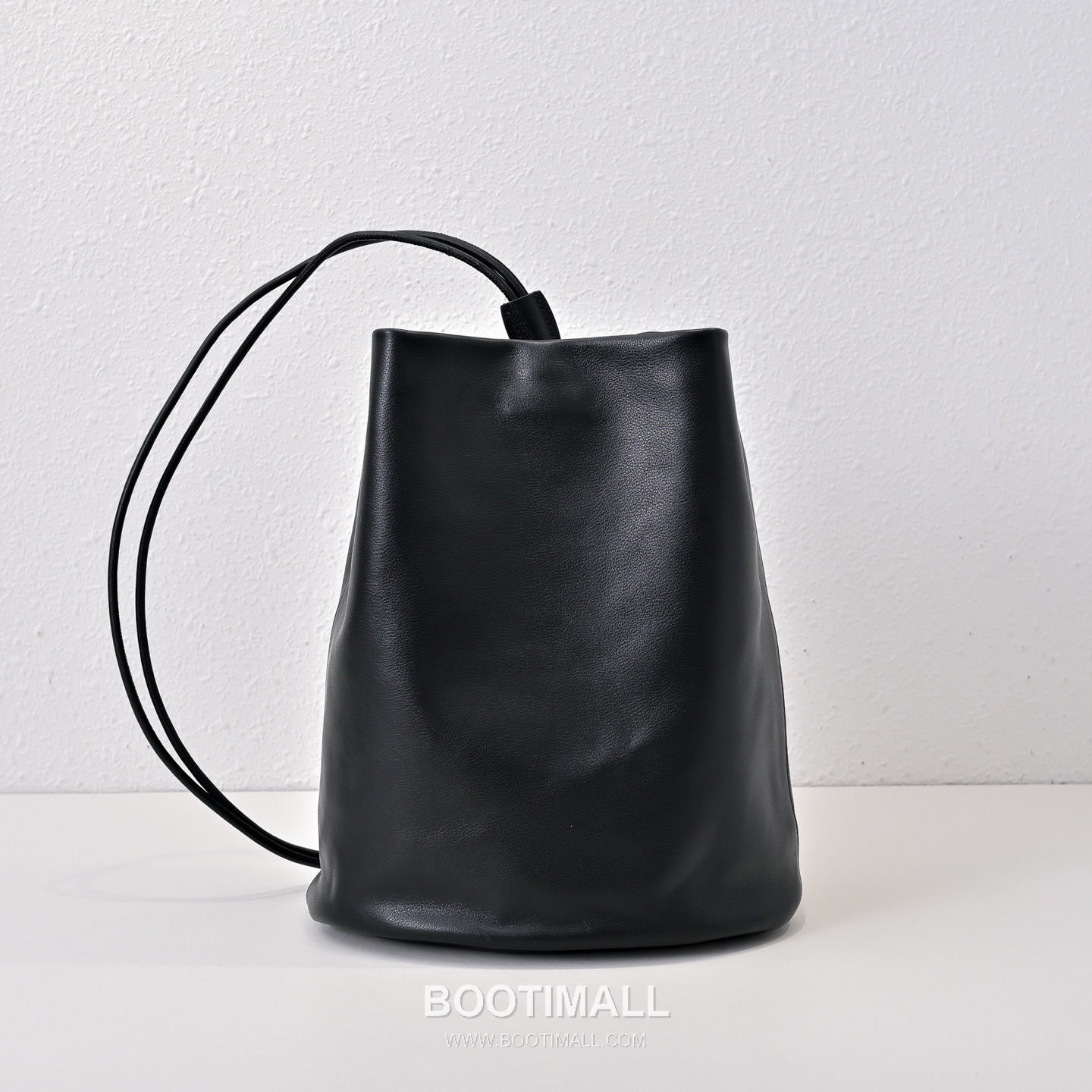 The Row Calfskin Backpack with Drawstring Closure Detail 더로우 카프스킨 드로스트링 백팩 25cm 1