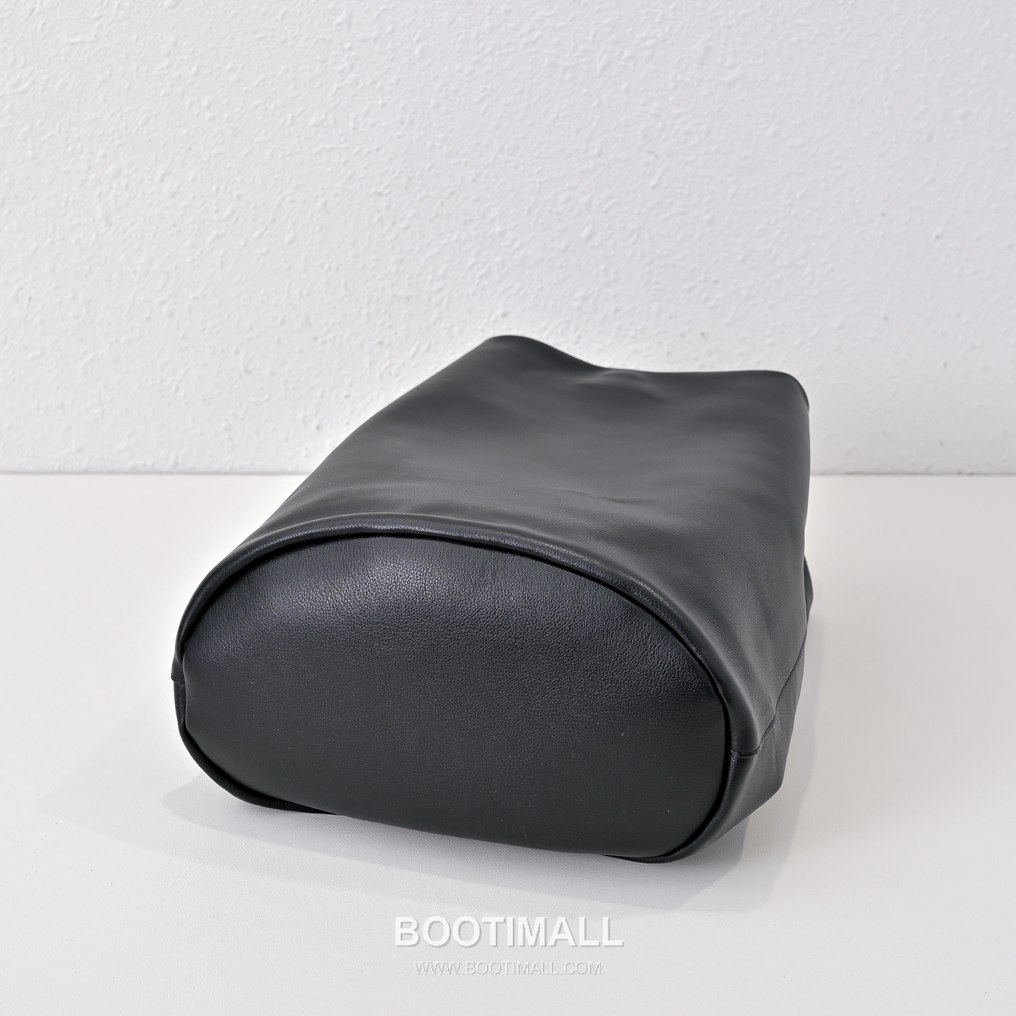 The Row Calfskin Backpack with Drawstring Closure Detail 더로우 카프스킨 드로스트링 백팩 25cm 4