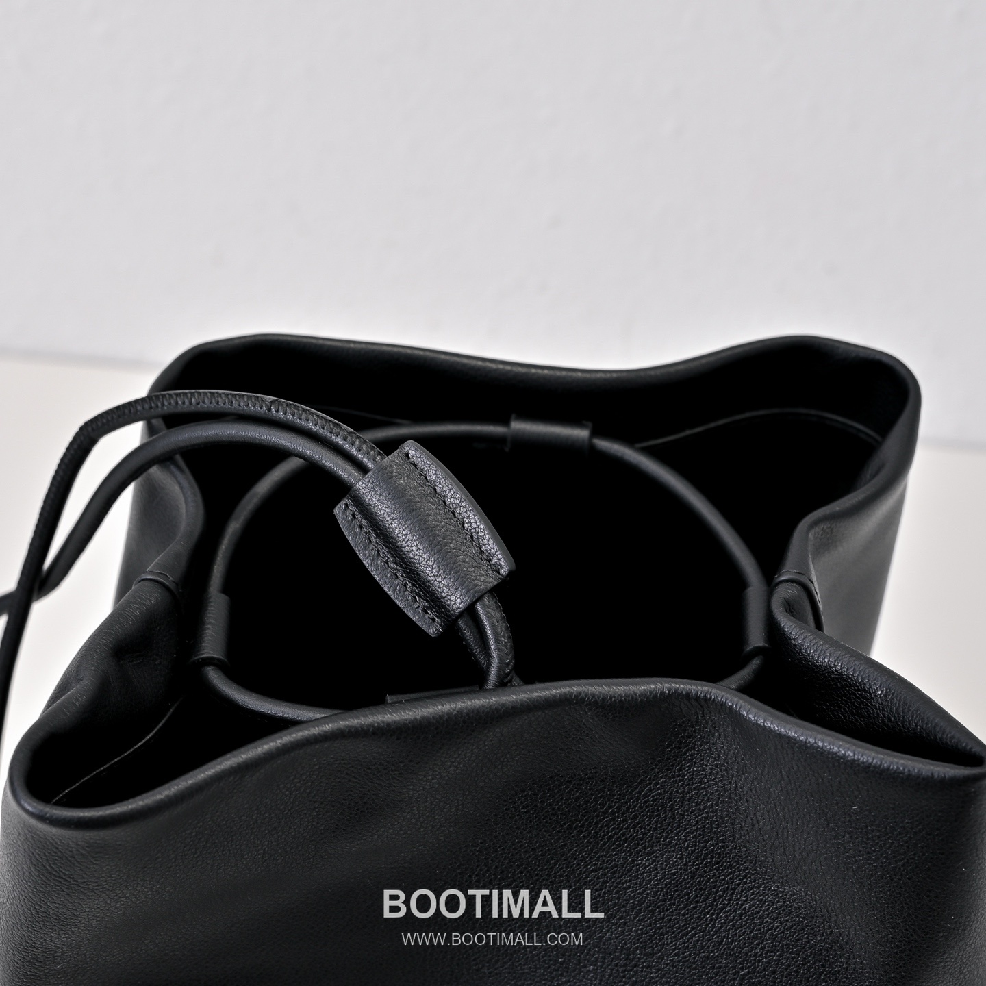 The Row Calfskin Backpack with Drawstring Closure Detail 더로우 카프스킨 드로스트링 백팩 25cm 6