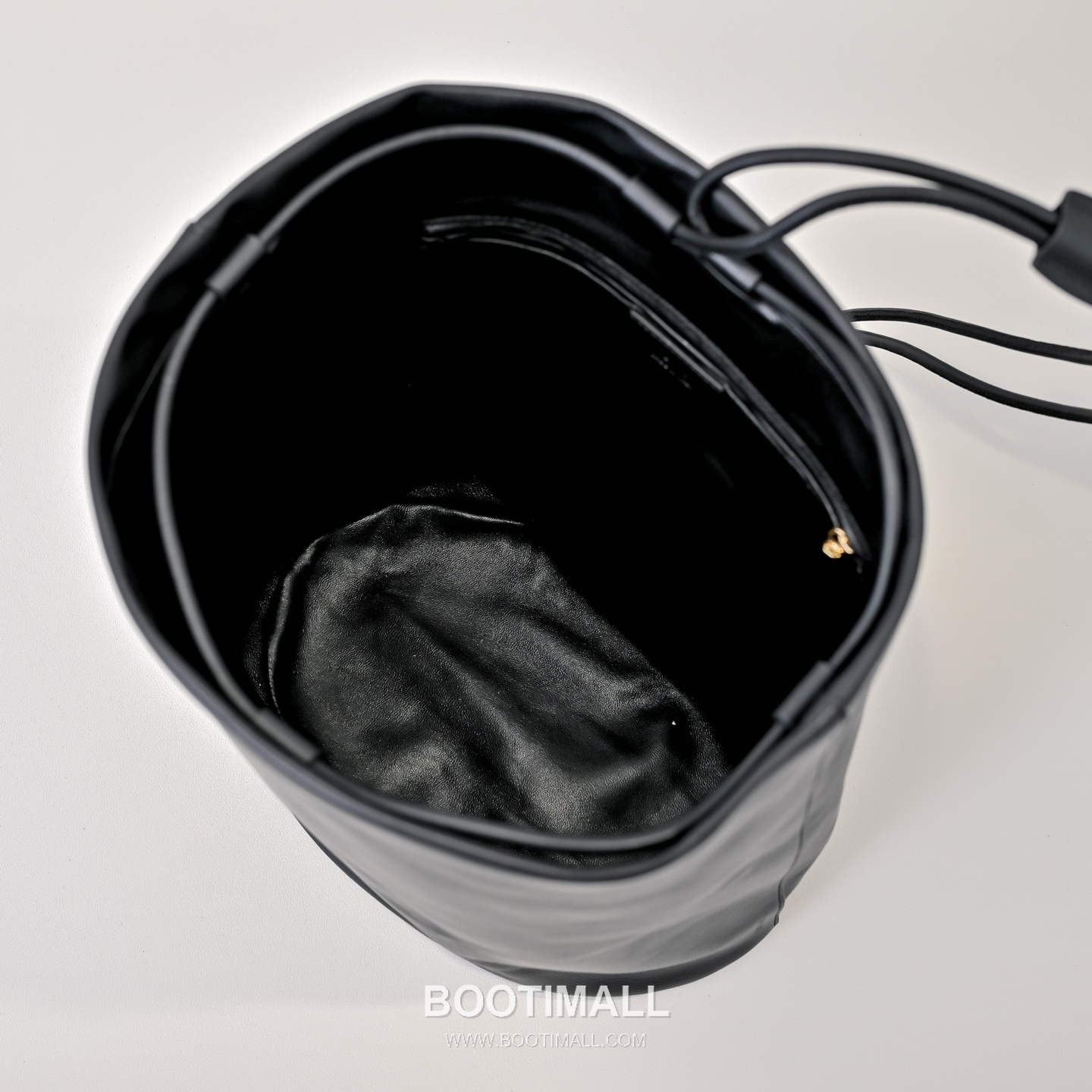 The Row Calfskin Backpack with Drawstring Closure Detail 더로우 카프스킨 드로스트링 백팩 25cm 9