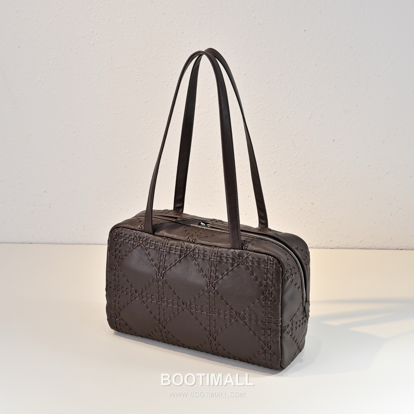 The Row Astra Calfskin Bowling Bag with Top Handle Detail 더로우 아스트라 카프스킨 탑핸들 보울링 숄더백 30cm 3