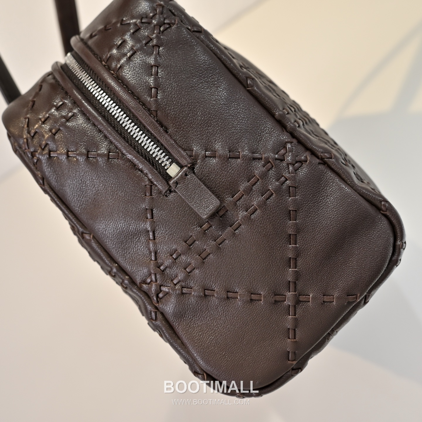 The Row Astra Calfskin Bowling Bag with Top Handle Detail 더로우 아스트라 카프스킨 탑핸들 보울링 숄더백 30cm 4