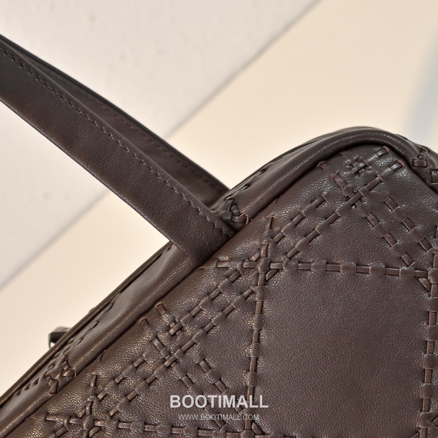 The Row Astra Calfskin Bowling Bag with Top Handle Detail 더로우 아스트라 카프스킨 탑핸들 보울링 숄더백 30cm 5