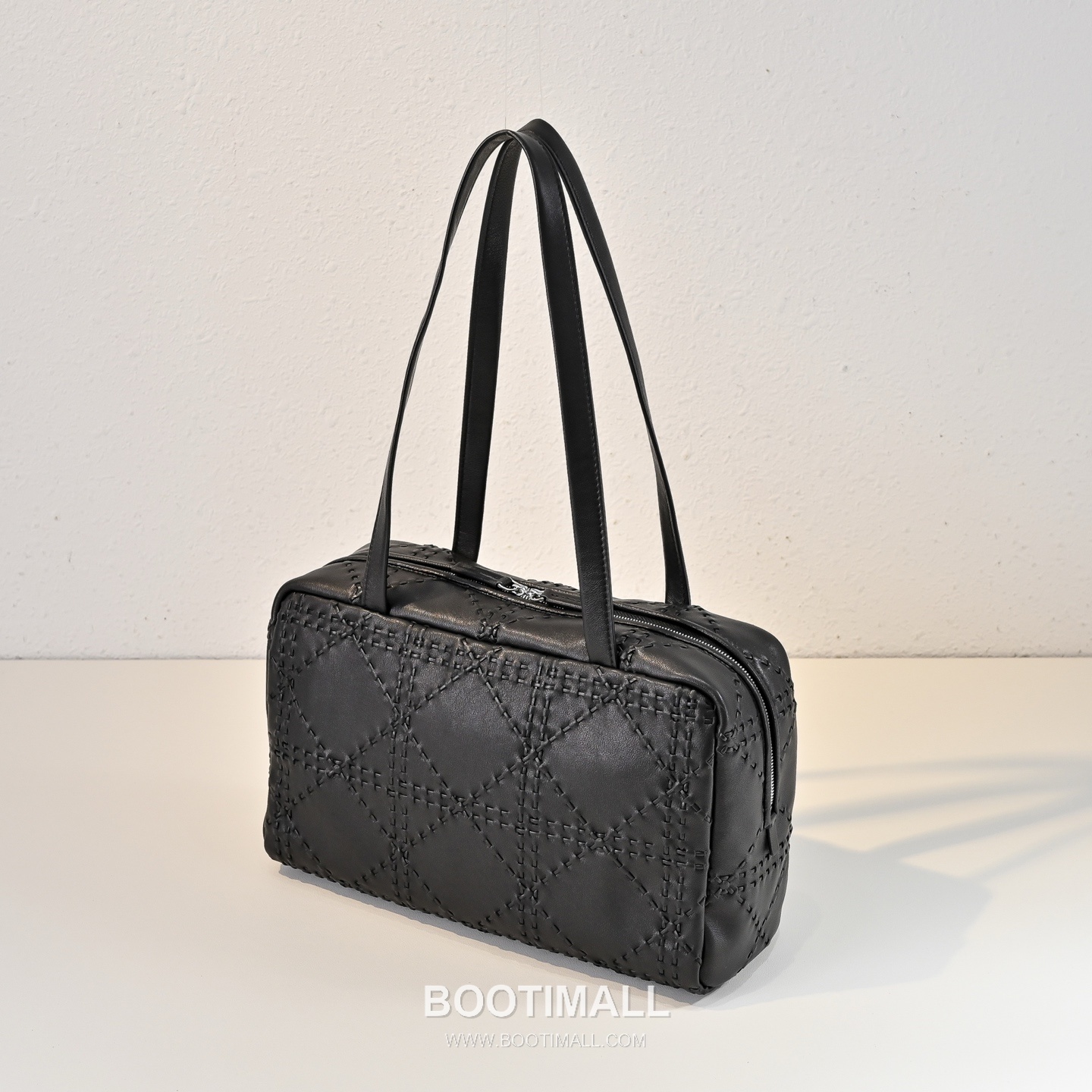 The Row Astra Calfskin Bowling Bag with Top Handle Detail 더로우 아스트라 카프스킨 탑핸들 보울링 숄더백 30cm 3