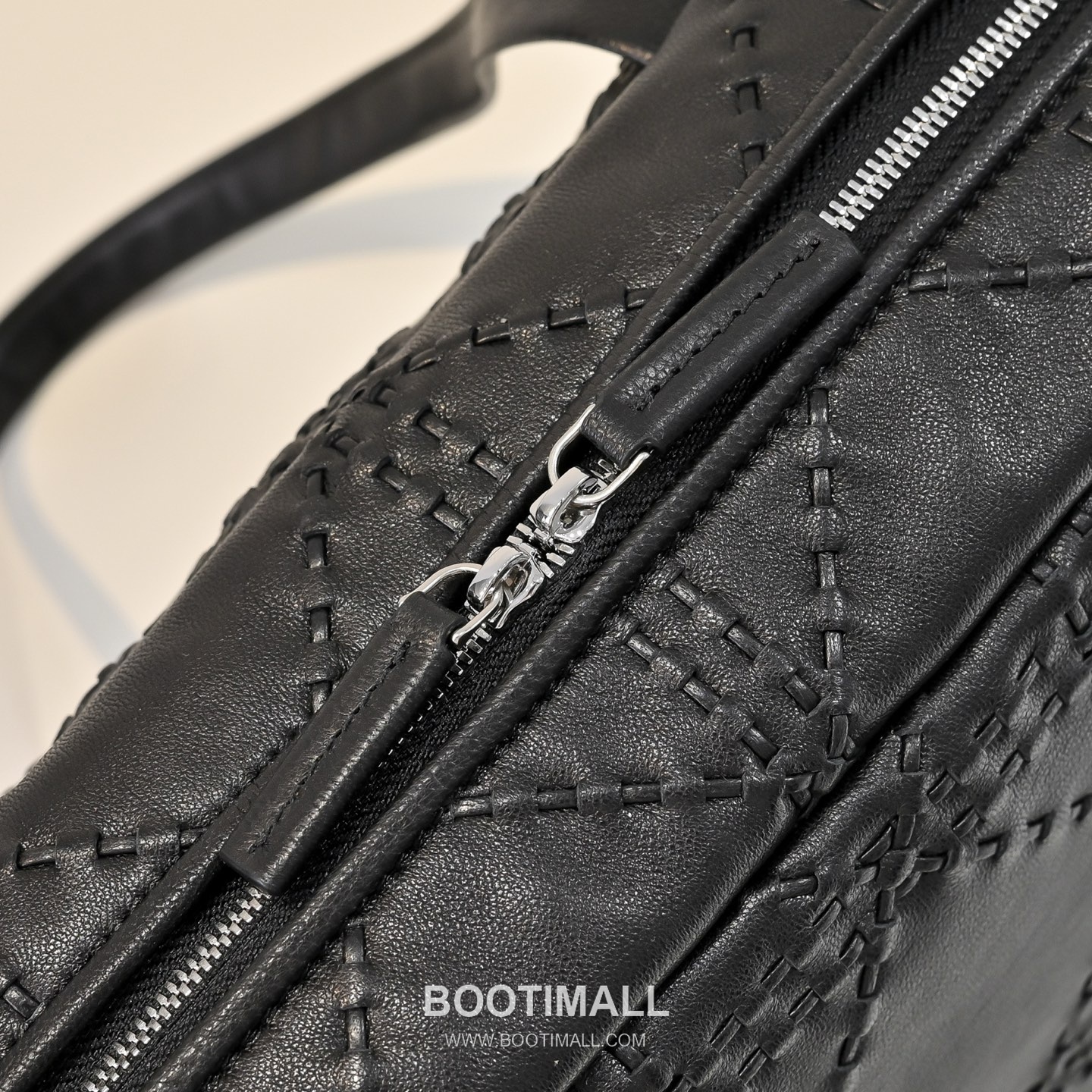 The Row Astra Calfskin Bowling Bag with Top Handle Detail 더로우 아스트라 카프스킨 탑핸들 보울링 숄더백 30cm 4