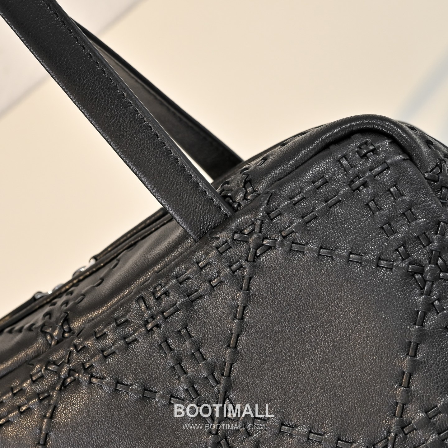 The Row Astra Calfskin Bowling Bag with Top Handle Detail 더로우 아스트라 카프스킨 탑핸들 보울링 숄더백 30cm 5