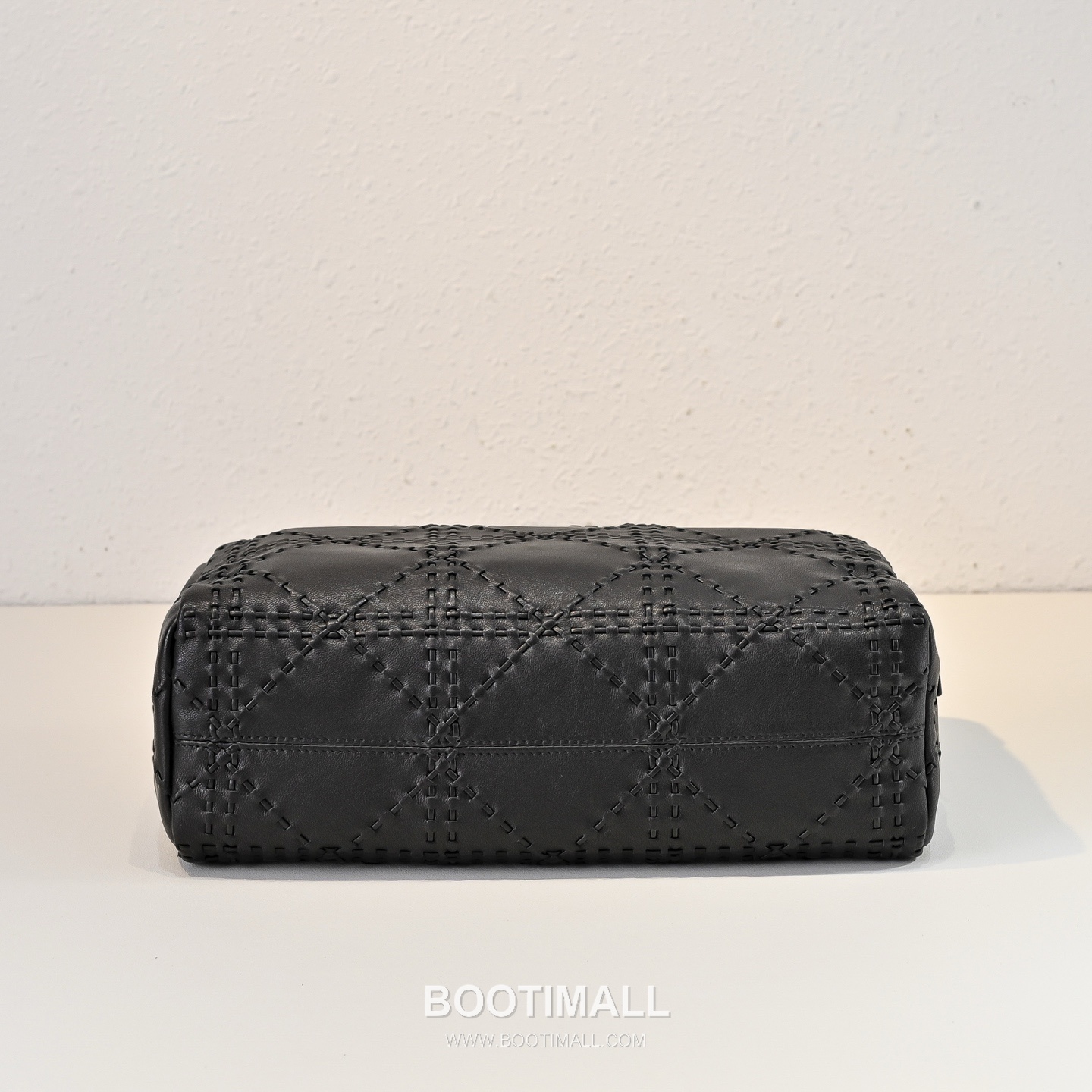 The Row Astra Calfskin Bowling Bag with Top Handle Detail 더로우 아스트라 카프스킨 탑핸들 보울링 숄더백 30cm 9