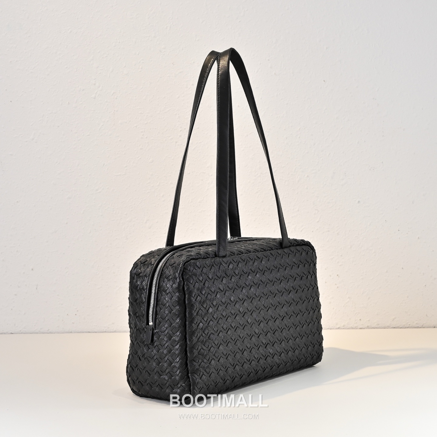 The Row Astra Calfskin Bowling Bag with Top Handle Detail 더로우 아스트라 카프스킨 탑핸들 보울링 숄더백 30cm 2