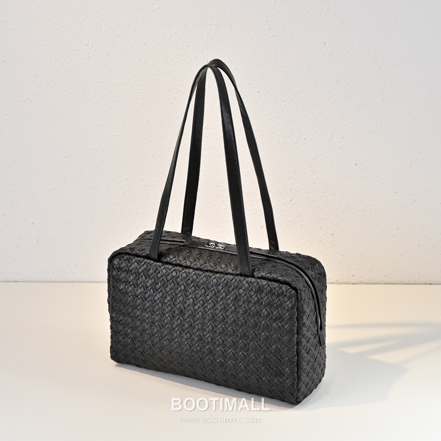 The Row Astra Calfskin Bowling Bag with Top Handle Detail 더로우 아스트라 카프스킨 탑핸들 보울링 숄더백 30cm 3