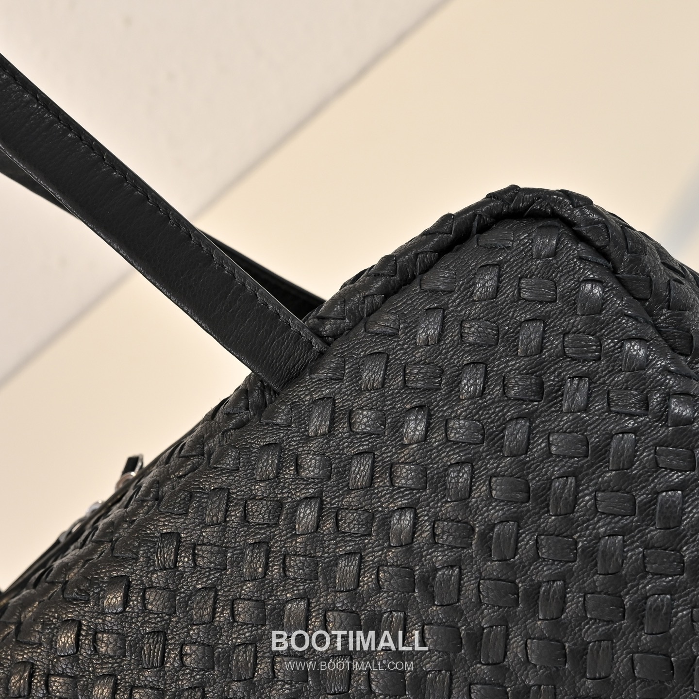 The Row Astra Calfskin Bowling Bag with Top Handle Detail 더로우 아스트라 카프스킨 탑핸들 보울링 숄더백 30cm 4