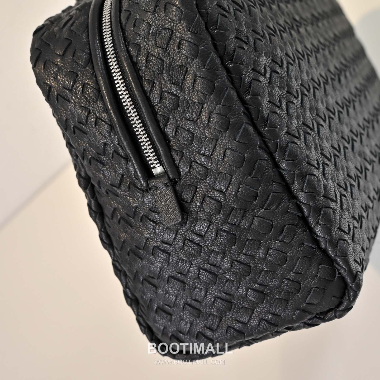 The Row Astra Calfskin Bowling Bag with Top Handle Detail 더로우 아스트라 카프스킨 탑핸들 보울링 숄더백 30cm 5