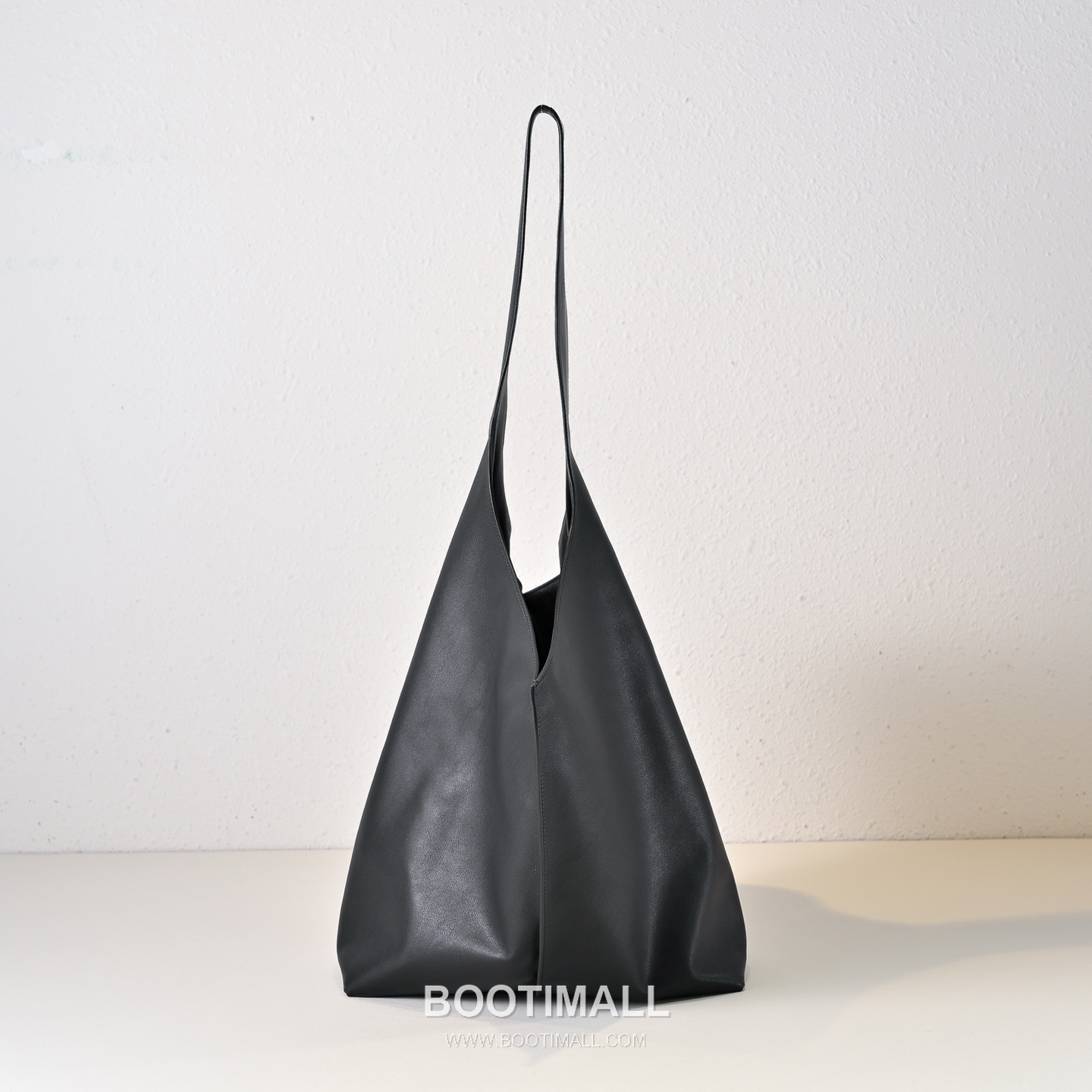 The Row Bindle Stitch Saddle Calfskin Hobo Bag with Seam Detail 더로우 바인들 스티치 새들 카프스킨 심 디테일 호보백 61cm 1