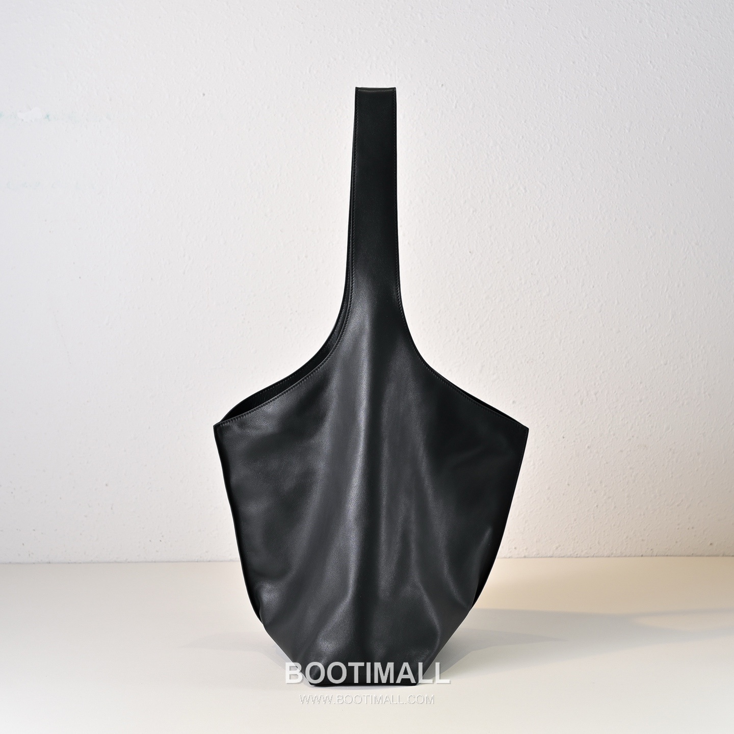 The Row Bindle Stitch Saddle Calfskin Hobo Bag with Seam Detail 더로우 바인들 스티치 새들 카프스킨 심 디테일 호보백 61cm 3