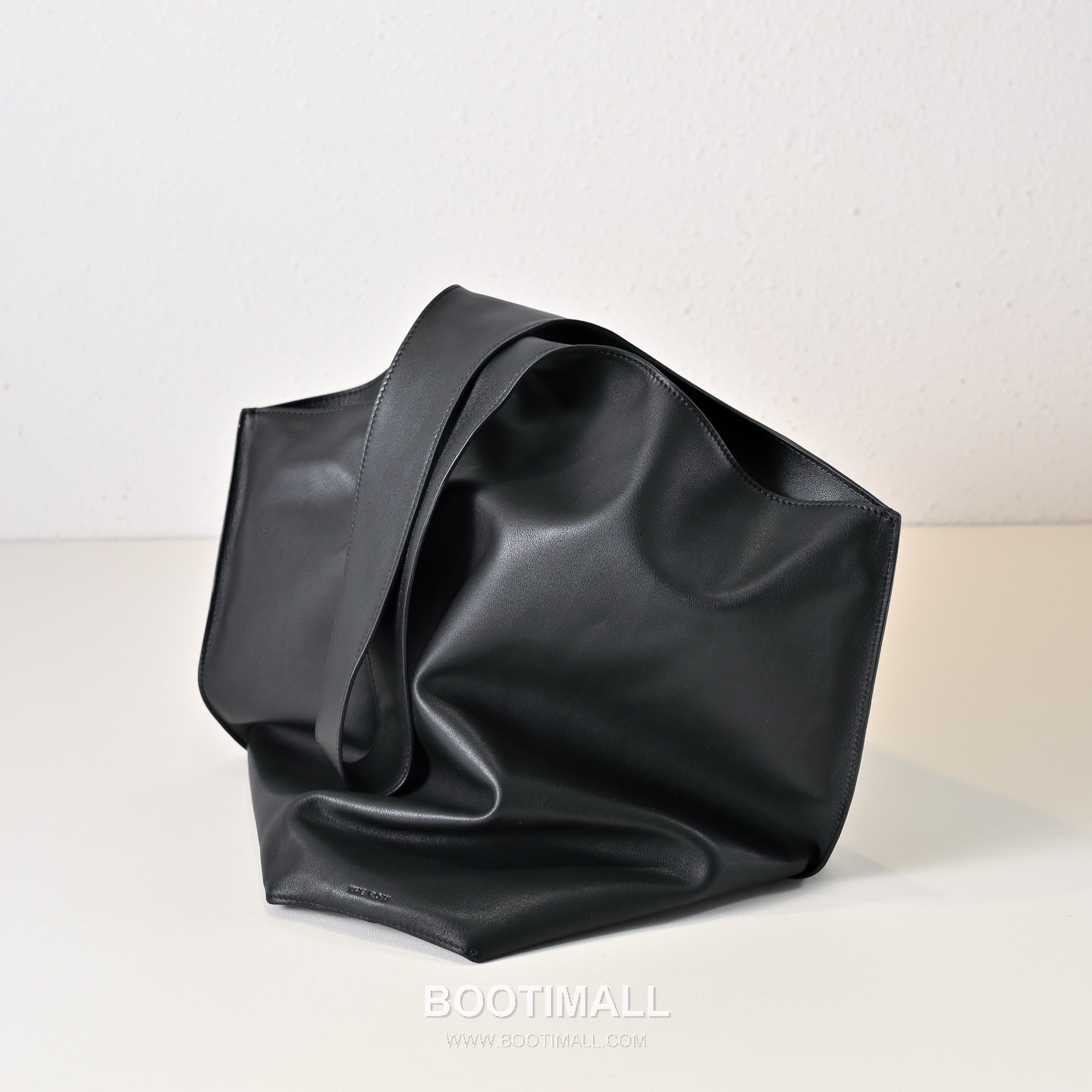 The Row Bindle Stitch Saddle Calfskin Hobo Bag with Seam Detail 더로우 바인들 스티치 새들 카프스킨 심 디테일 호보백 61cm 4