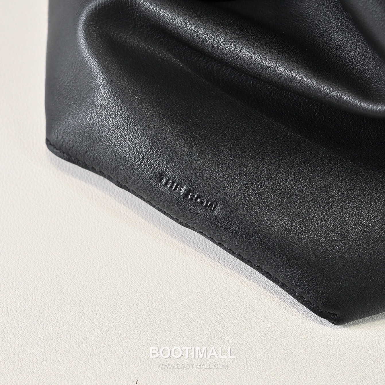 The Row Bindle Stitch Saddle Calfskin Hobo Bag with Seam Detail 더로우 바인들 스티치 새들 카프스킨 심 디테일 호보백 61cm 5