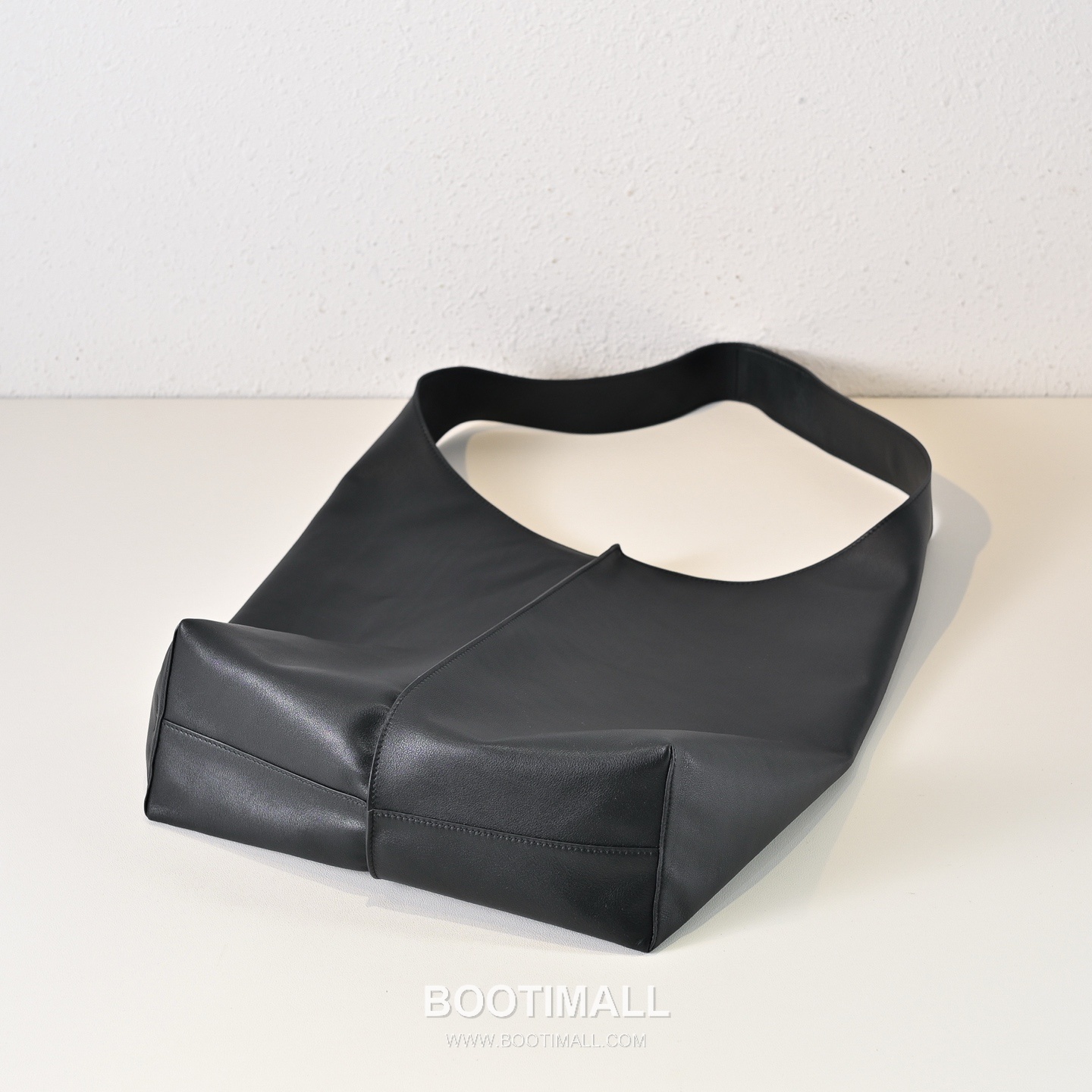 The Row Bindle Stitch Saddle Calfskin Hobo Bag with Seam Detail 더로우 바인들 스티치 새들 카프스킨 심 디테일 호보백 61cm 6