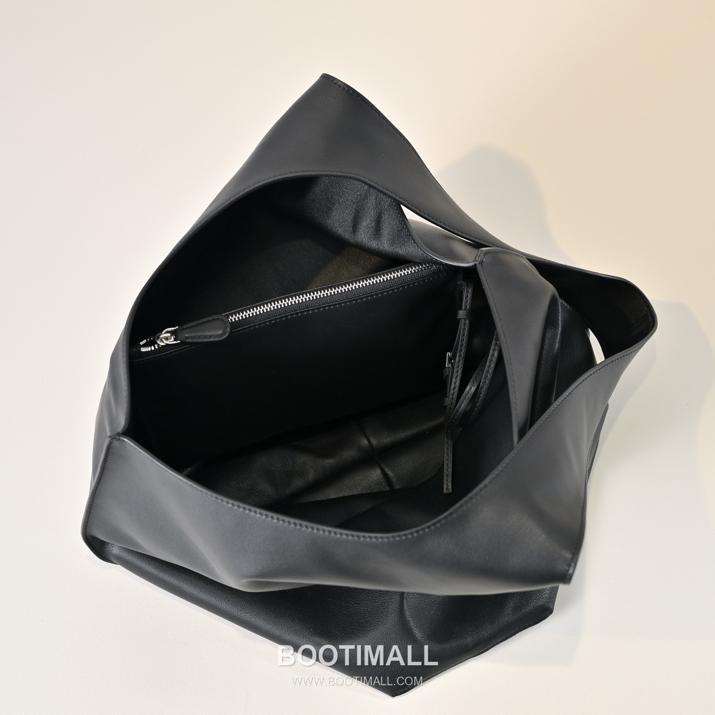 The Row Bindle Stitch Saddle Calfskin Hobo Bag with Seam Detail 더로우 바인들 스티치 새들 카프스킨 심 디테일 호보백 61cm 7