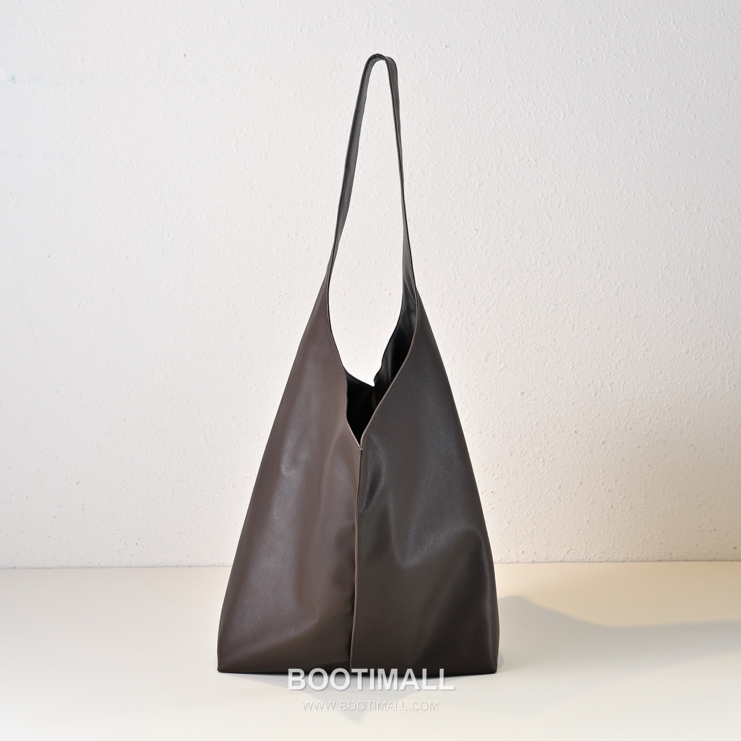 The Row Bindle Stitch Saddle Calfskin Hobo Bag with Seam Detail 더로우 바인들 스티치 새들 카프스킨 심 디테일 호보백 61cm 1