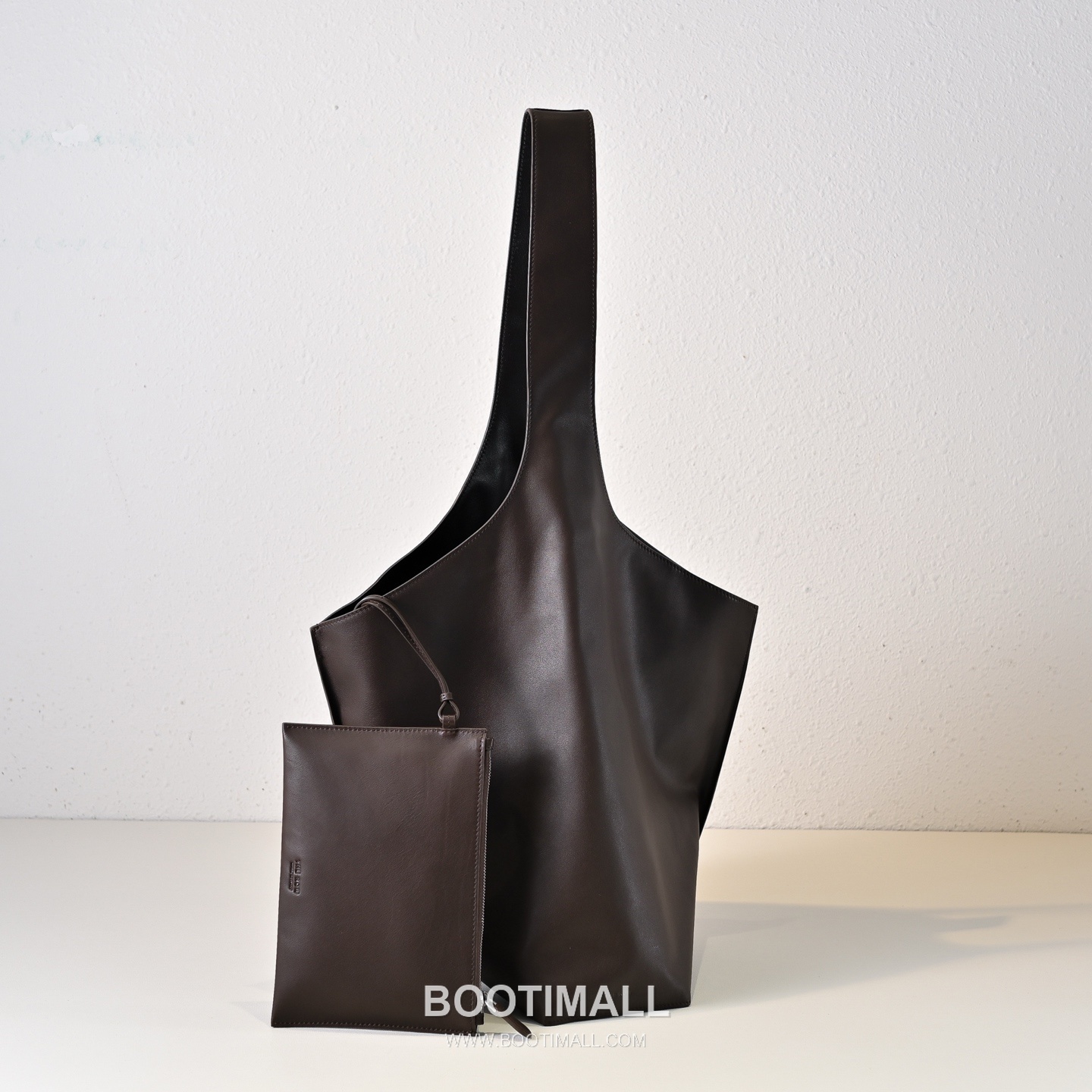The Row Bindle Stitch Saddle Calfskin Hobo Bag with Seam Detail 더로우 바인들 스티치 새들 카프스킨 심 디테일 호보백 61cm 2
