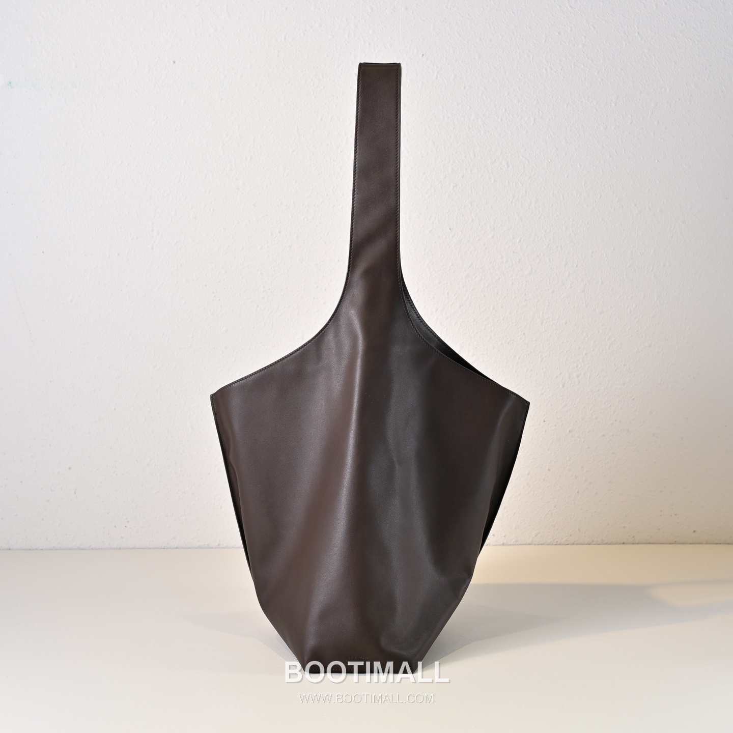 The Row Bindle Stitch Saddle Calfskin Hobo Bag with Seam Detail 더로우 바인들 스티치 새들 카프스킨 심 디테일 호보백 61cm 3