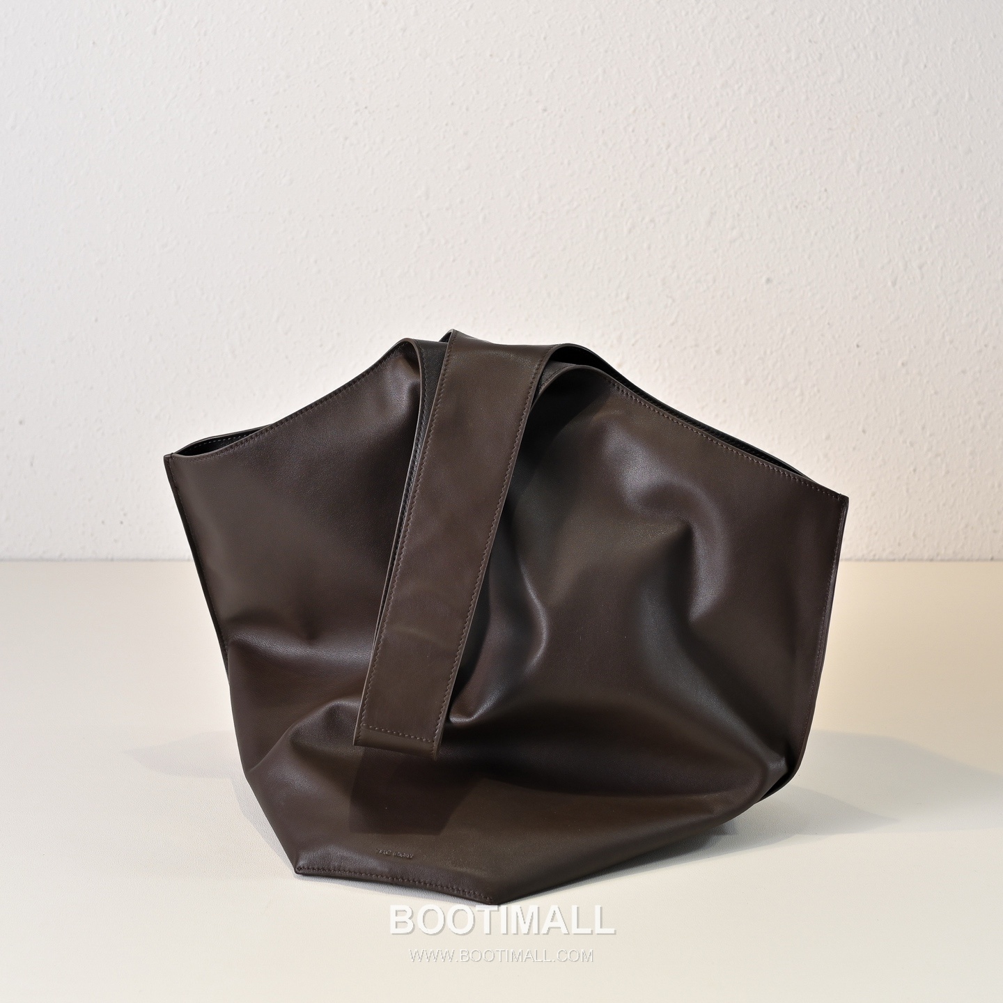 The Row Bindle Stitch Saddle Calfskin Hobo Bag with Seam Detail 더로우 바인들 스티치 새들 카프스킨 심 디테일 호보백 61cm 5