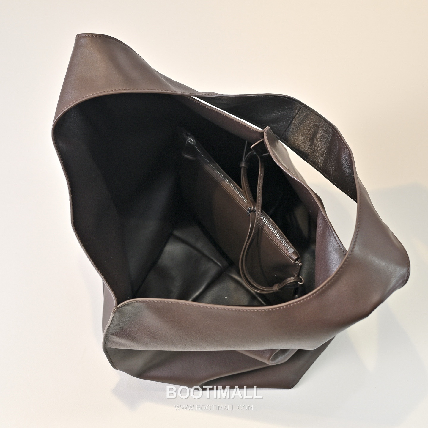 The Row Bindle Stitch Saddle Calfskin Hobo Bag with Seam Detail 더로우 바인들 스티치 새들 카프스킨 심 디테일 호보백 61cm 7