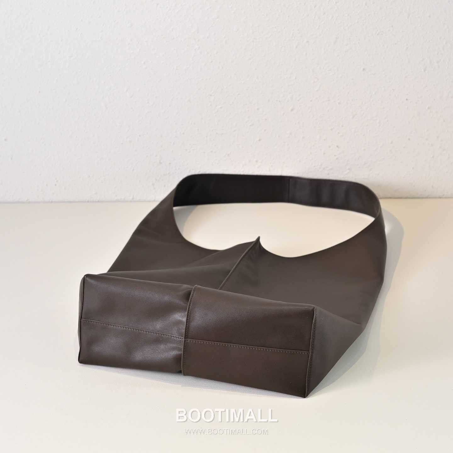 The Row Bindle Stitch Saddle Calfskin Hobo Bag with Seam Detail 더로우 바인들 스티치 새들 카프스킨 심 디테일 호보백 61cm 9